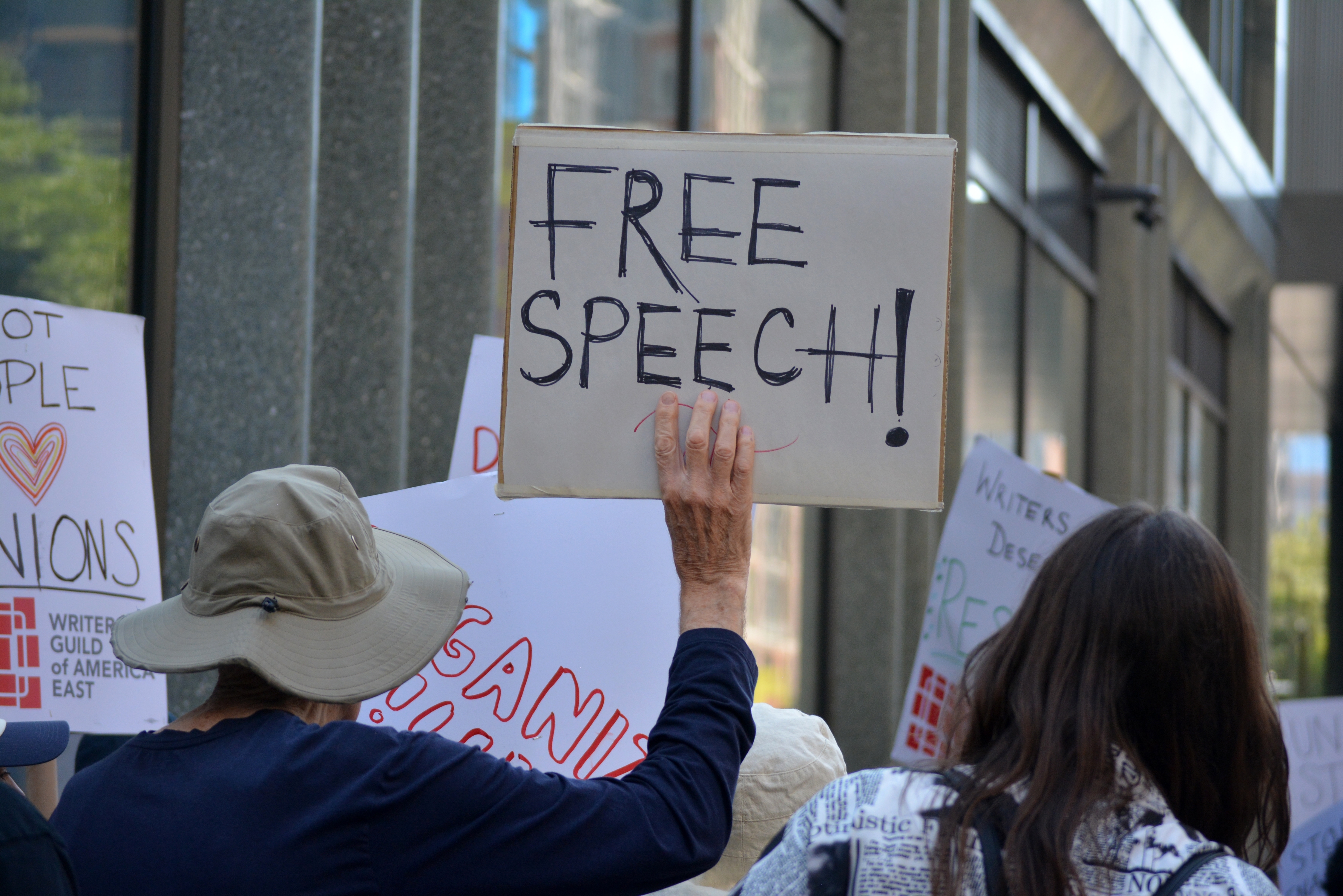 Des membres de la Writer's Guild of America protestent contre la suspension de Jimmy Kimmel devant le siège d'ABC à New York, le 19 septembre 2025.