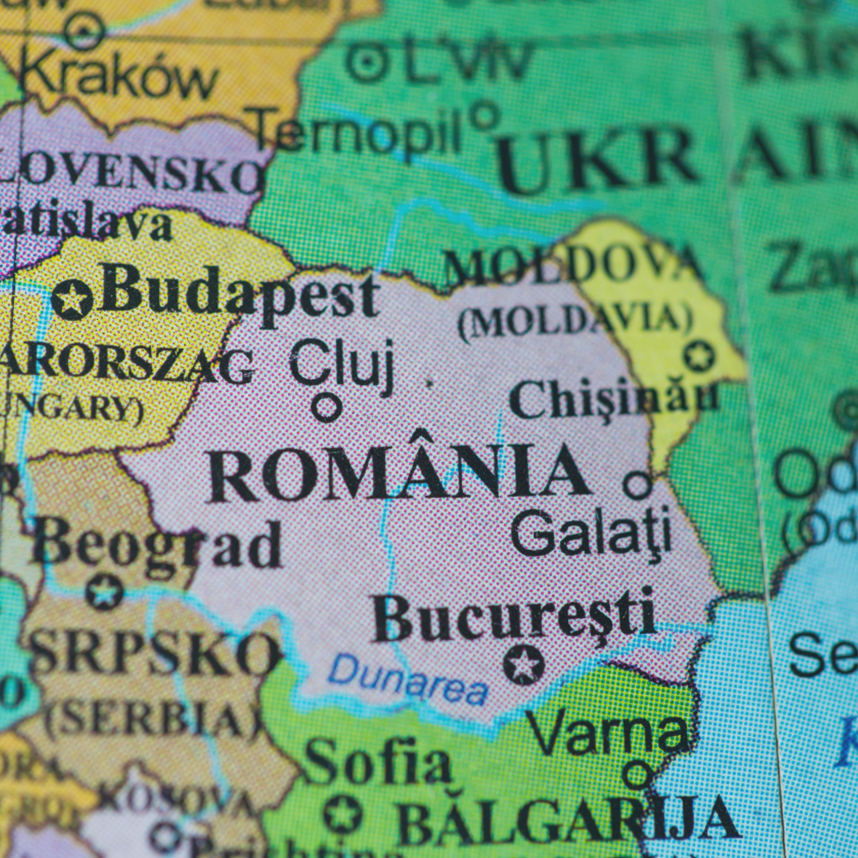 Vue cartographique de la Roumanie sur un globe géographique