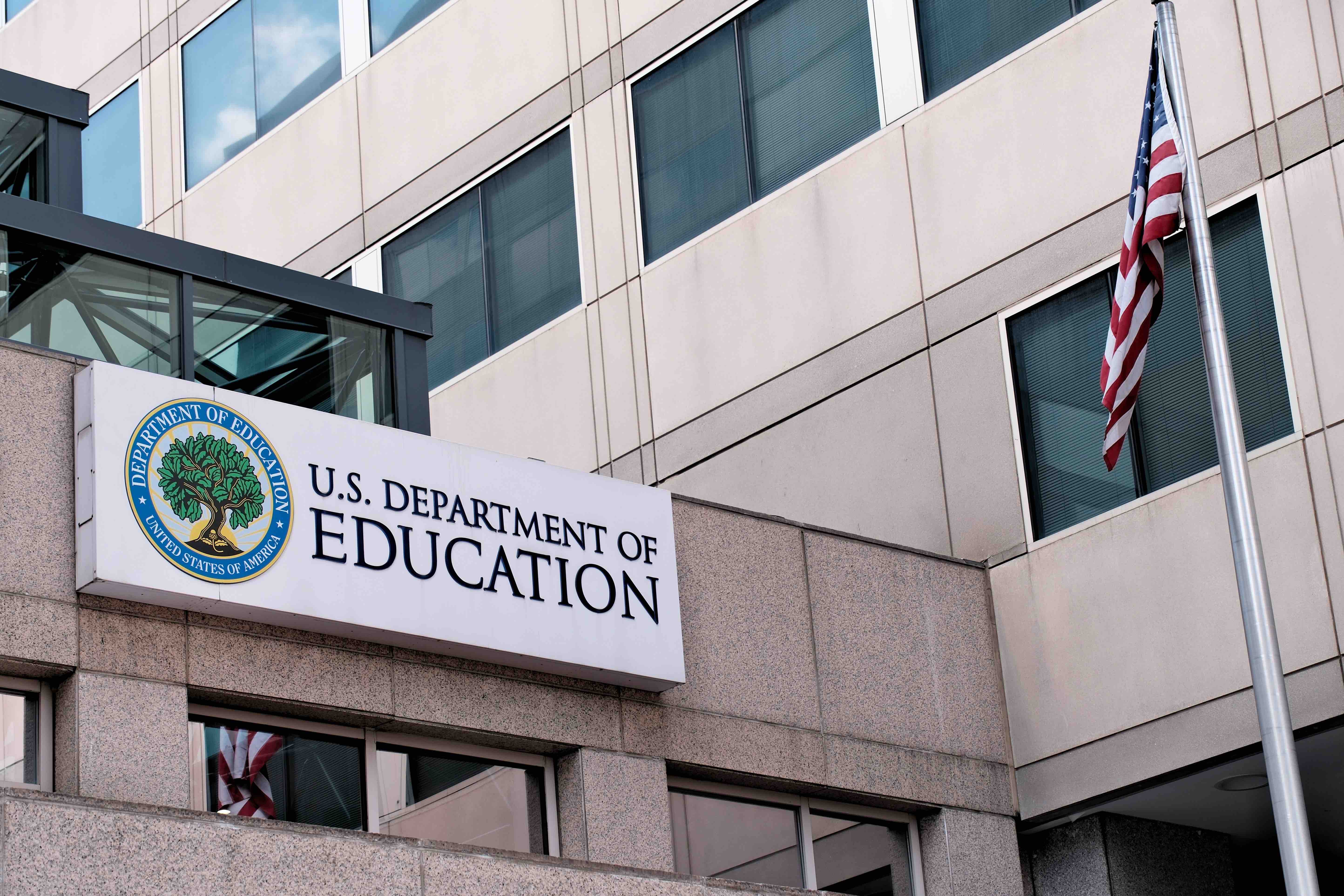 Washington, DC États-Unis; 5 septembre 2024 : Le panneau extérieur et le drapeau américain devant les bureaux du département américain de l'Éducation à Washington, DC.