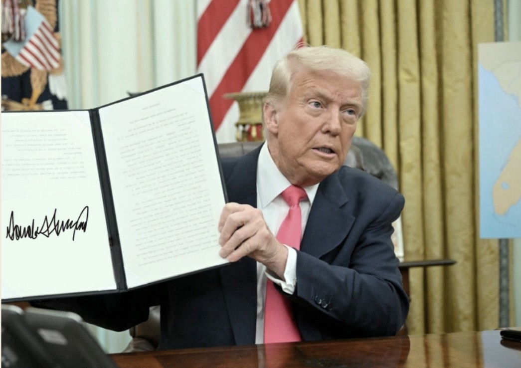 Le président américain Donald Trump signe un décret dans le bureau ovale de la Maison Blanche, Washington, DC le 6 mars 2025 