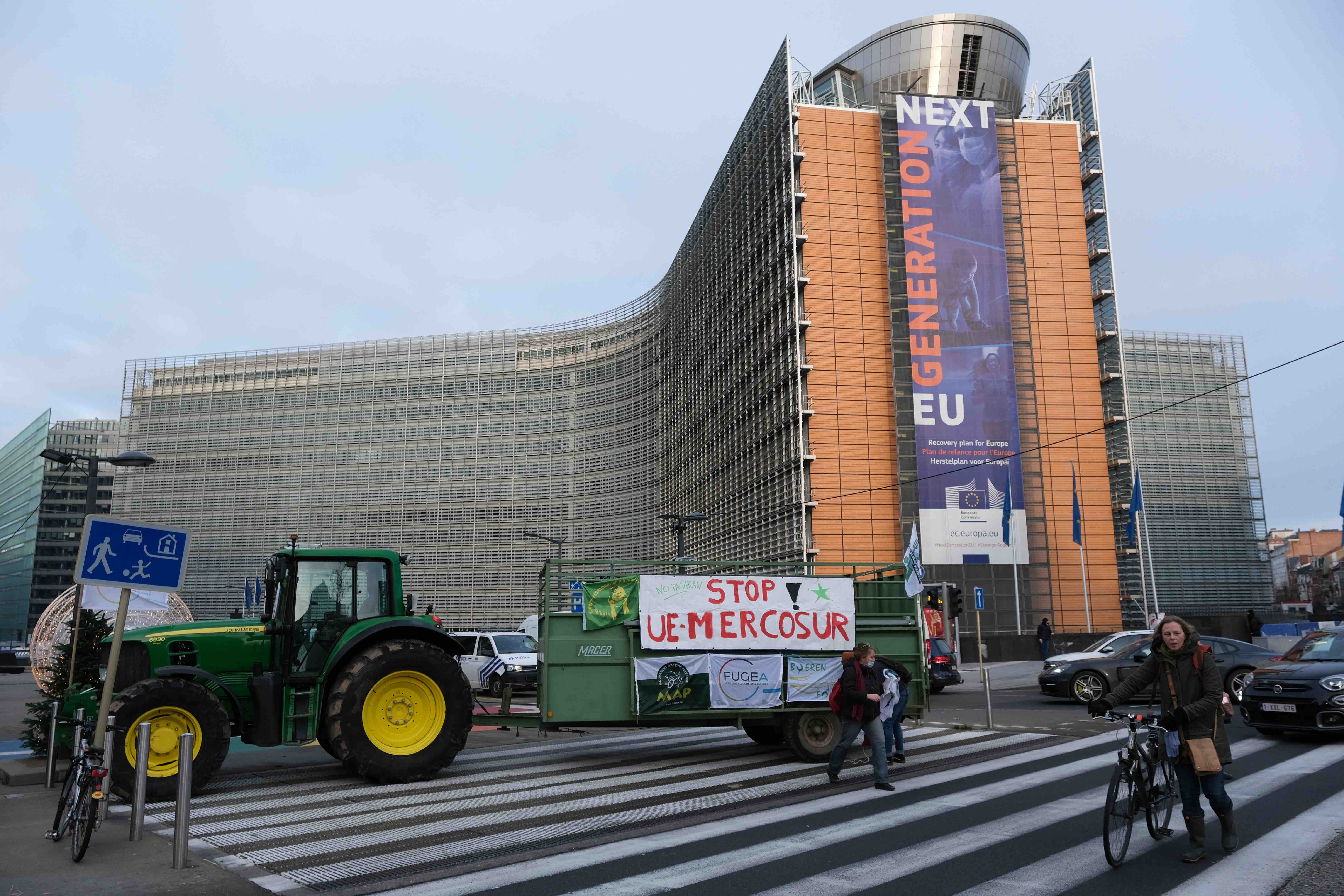 Des militants écologistes se rassemblent devant le siège de l'UE lors d'une action de protestation contre la politique agricole commune européenne le 8 décembre 2020 à Bruxelles, en Belgique.