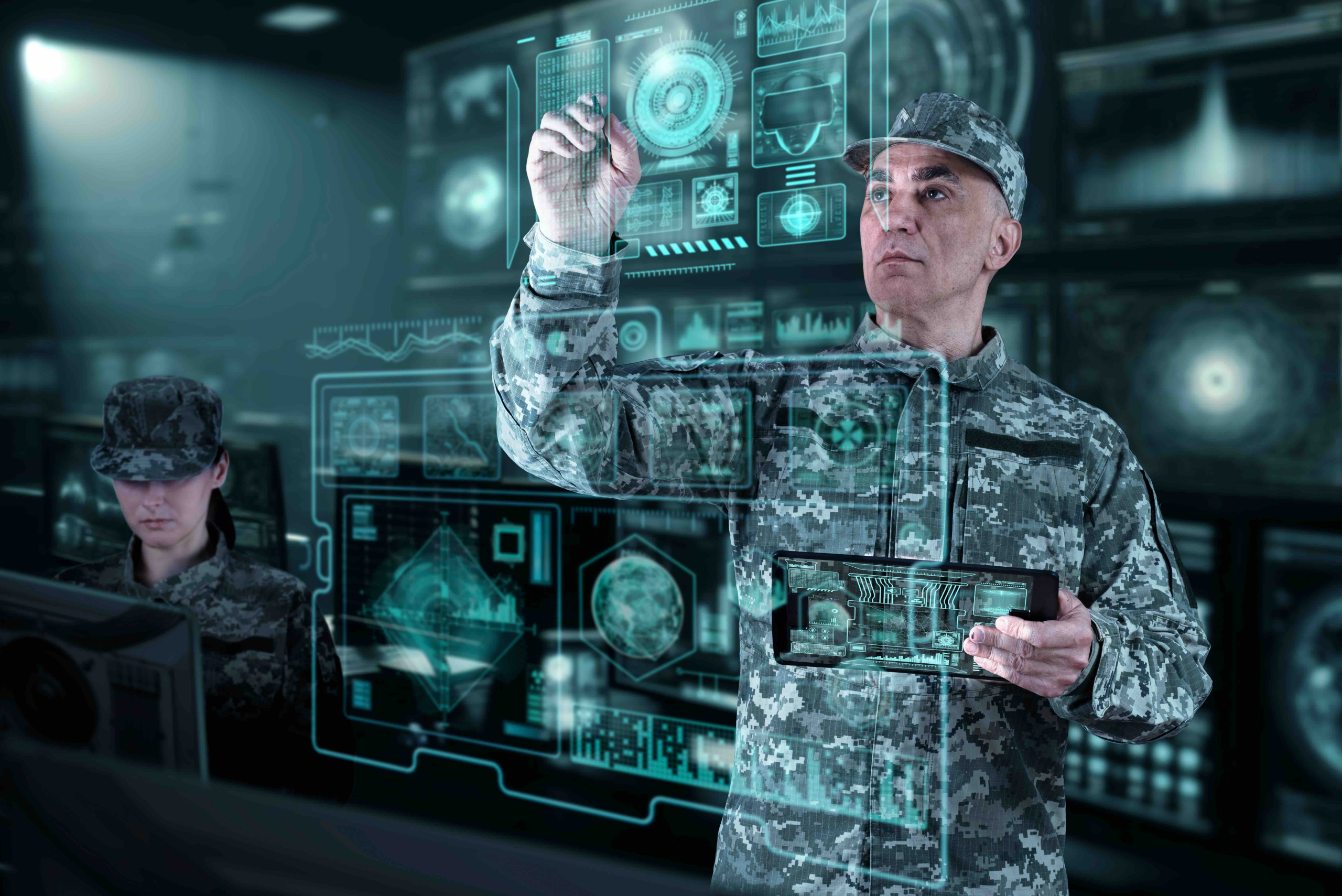 Opérateur de l'analyse de la guerre vérifiant la coordination de l'équipe militaire.