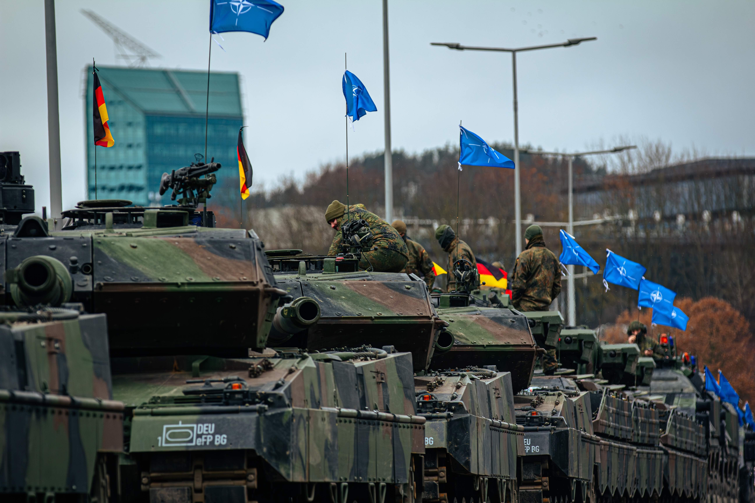 Colonne de véhicules blindés allemands pendant un défilé de l'OTAN