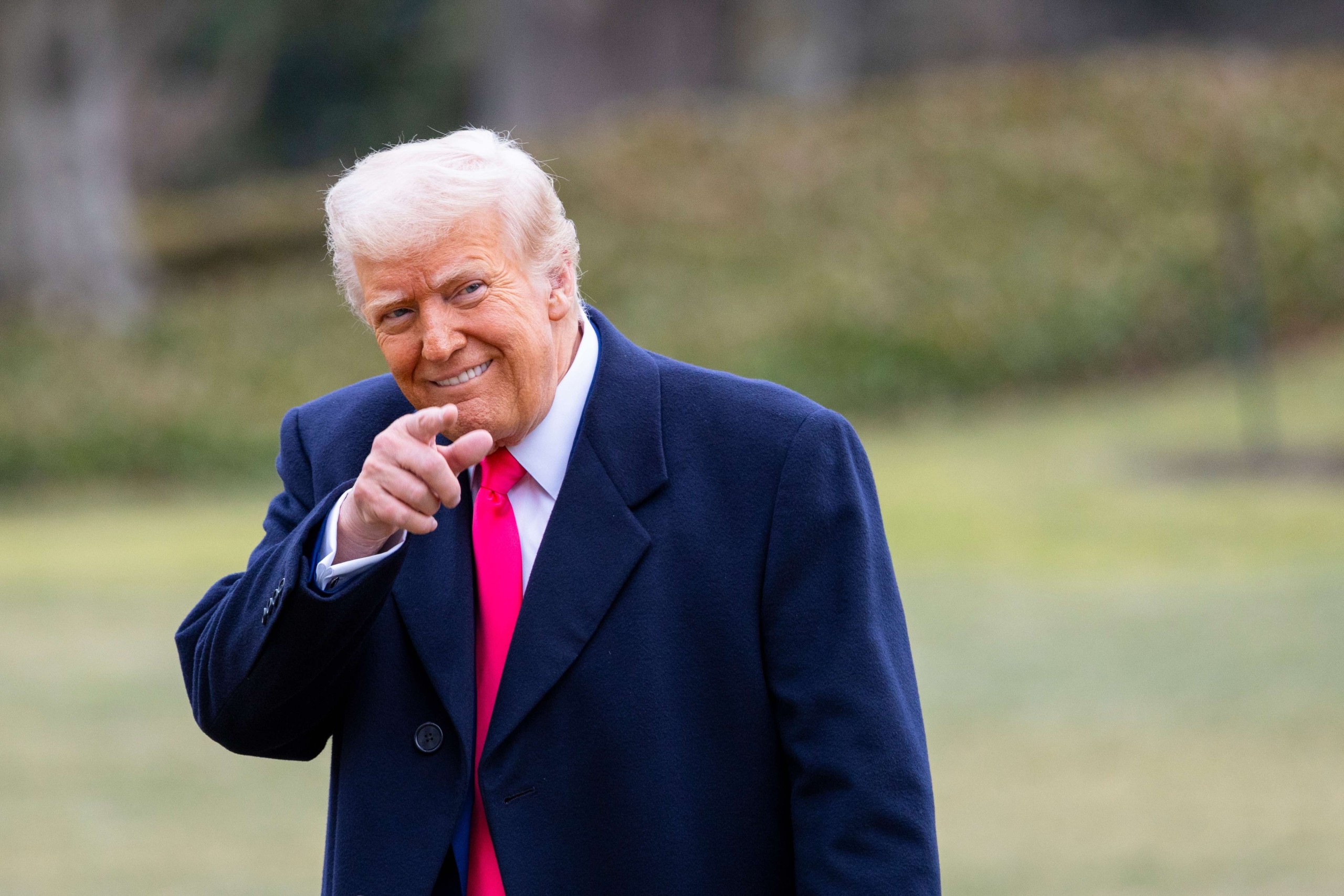 WASHINGTON - 22 février 2025 : Le président Donald Trump arrive à la Maison Blanche South Lawn sur Marine One après sa visite à CPAC. 