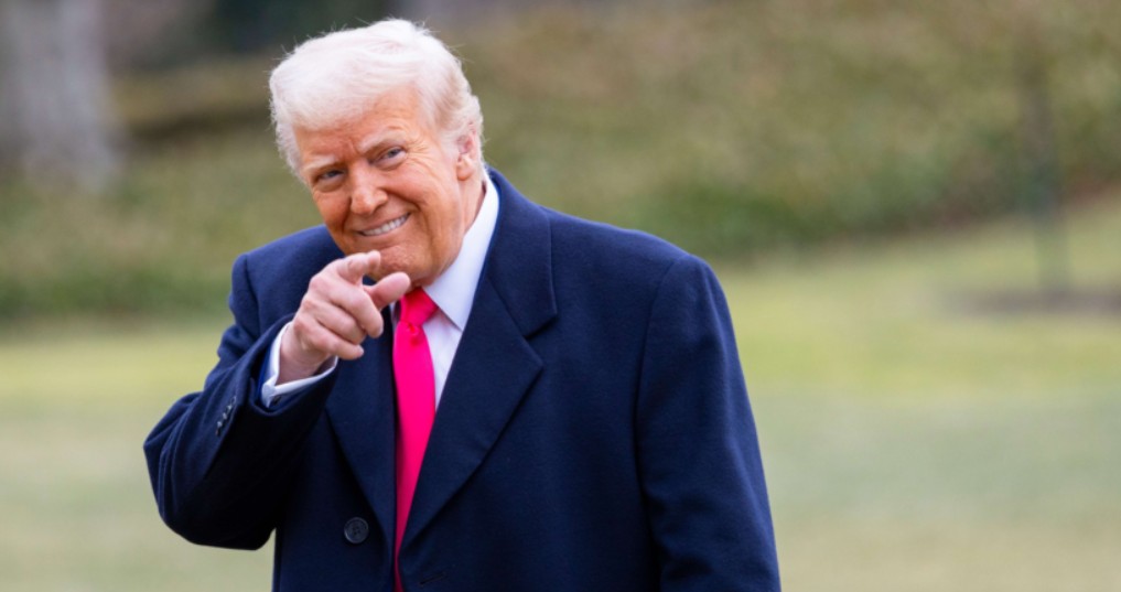 WASHINGTON - 22 février 2025 : Le président Donald Trump arrive à la Maison Blanche South Lawn sur Marine One après sa visite à CPAC.