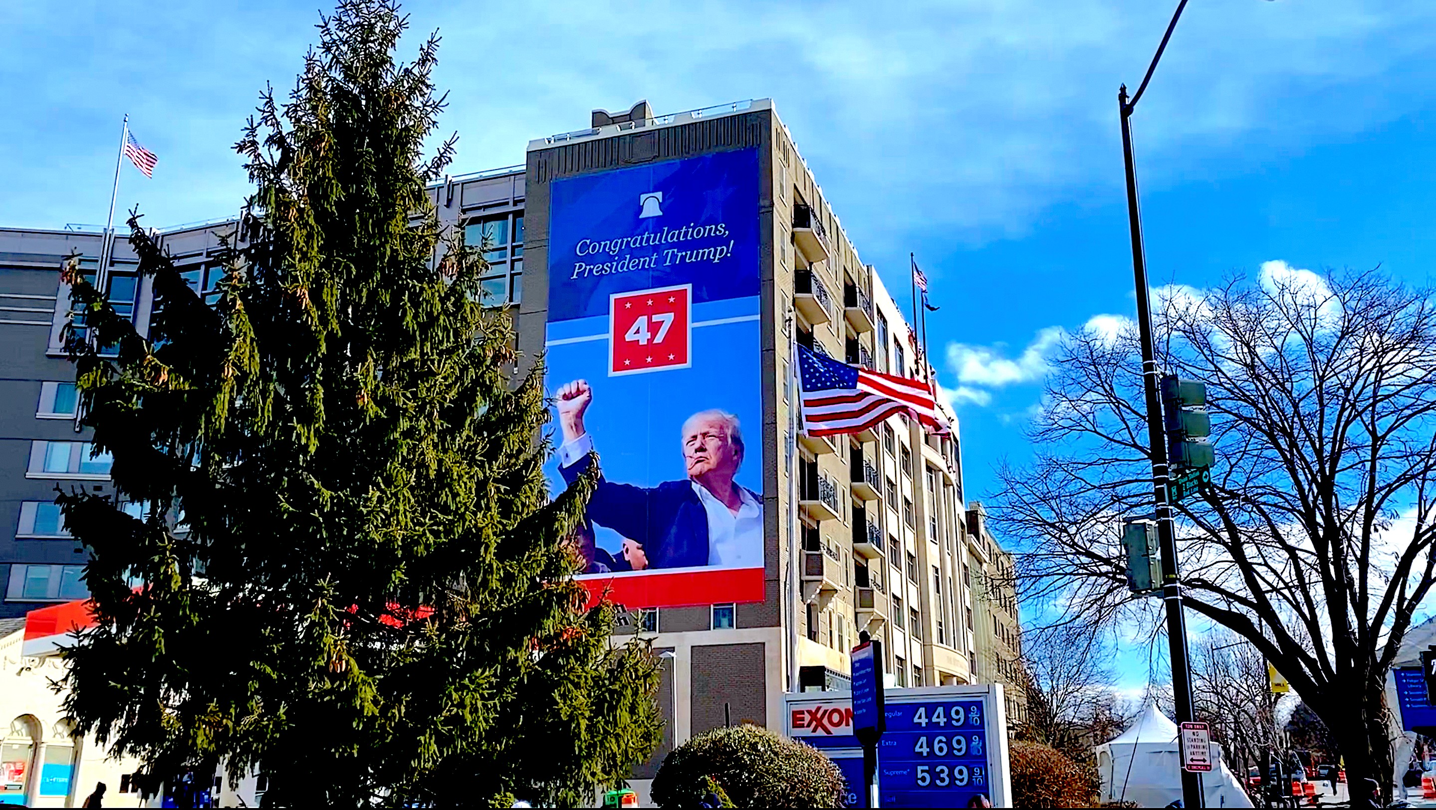 Affiche de Donald Trump placardée sur l'édifice de la Heritage Foundation affichant "Congratulations Mr. President" en novembre 2024, Washington D.C.