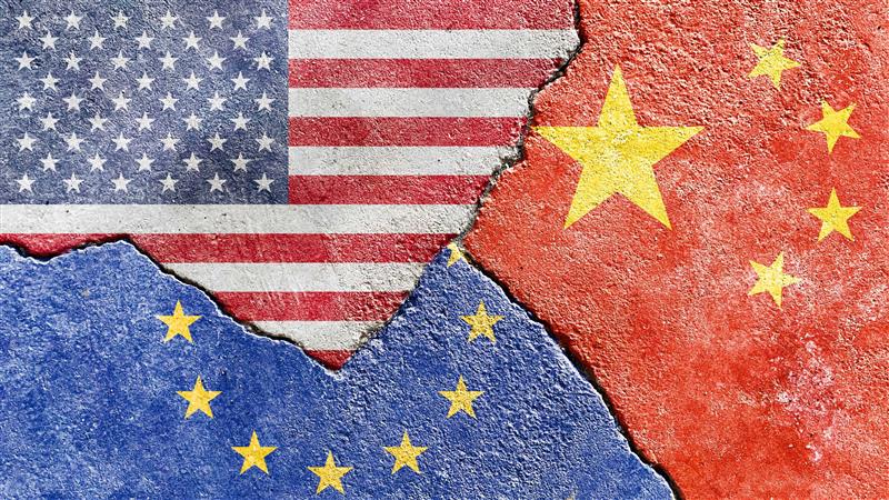 Drapeaux des États-Unis, de la Chine, et de l'Union Européenne