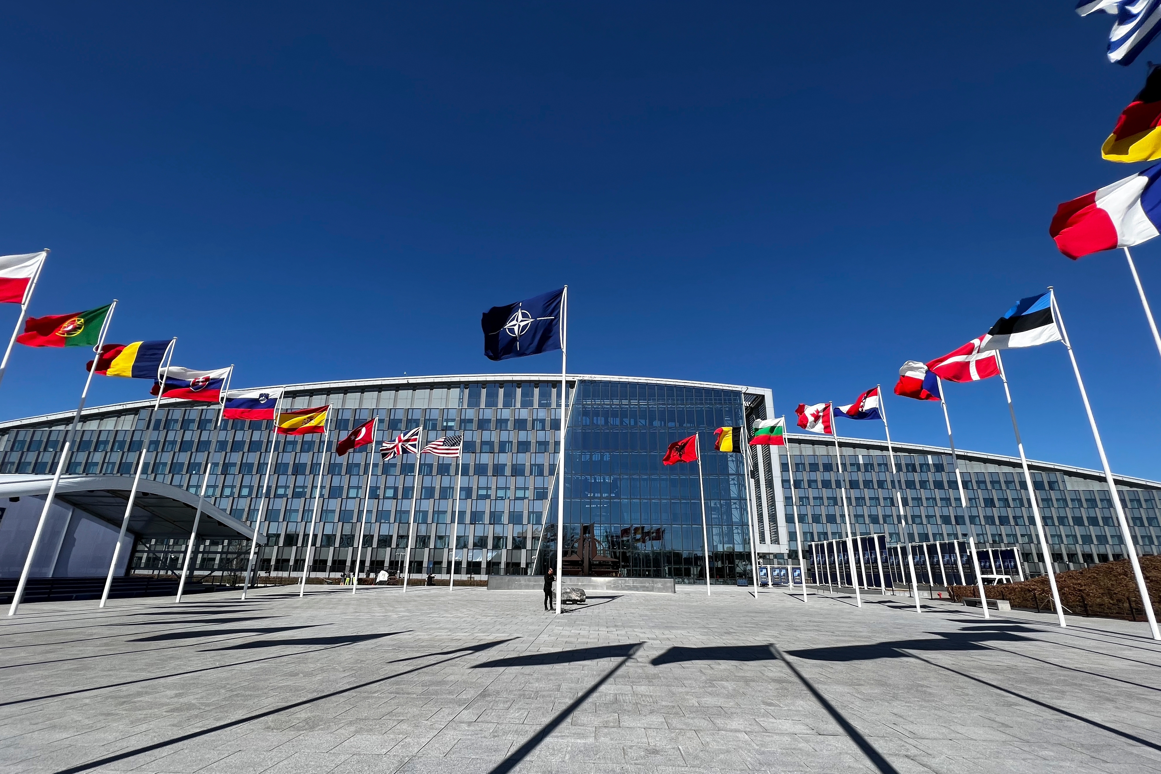 Les drapeaux des pays membres de l'OTAN devant le siège de l'organisation à Bruxelles, en Belgique, le 3 avril 2023.