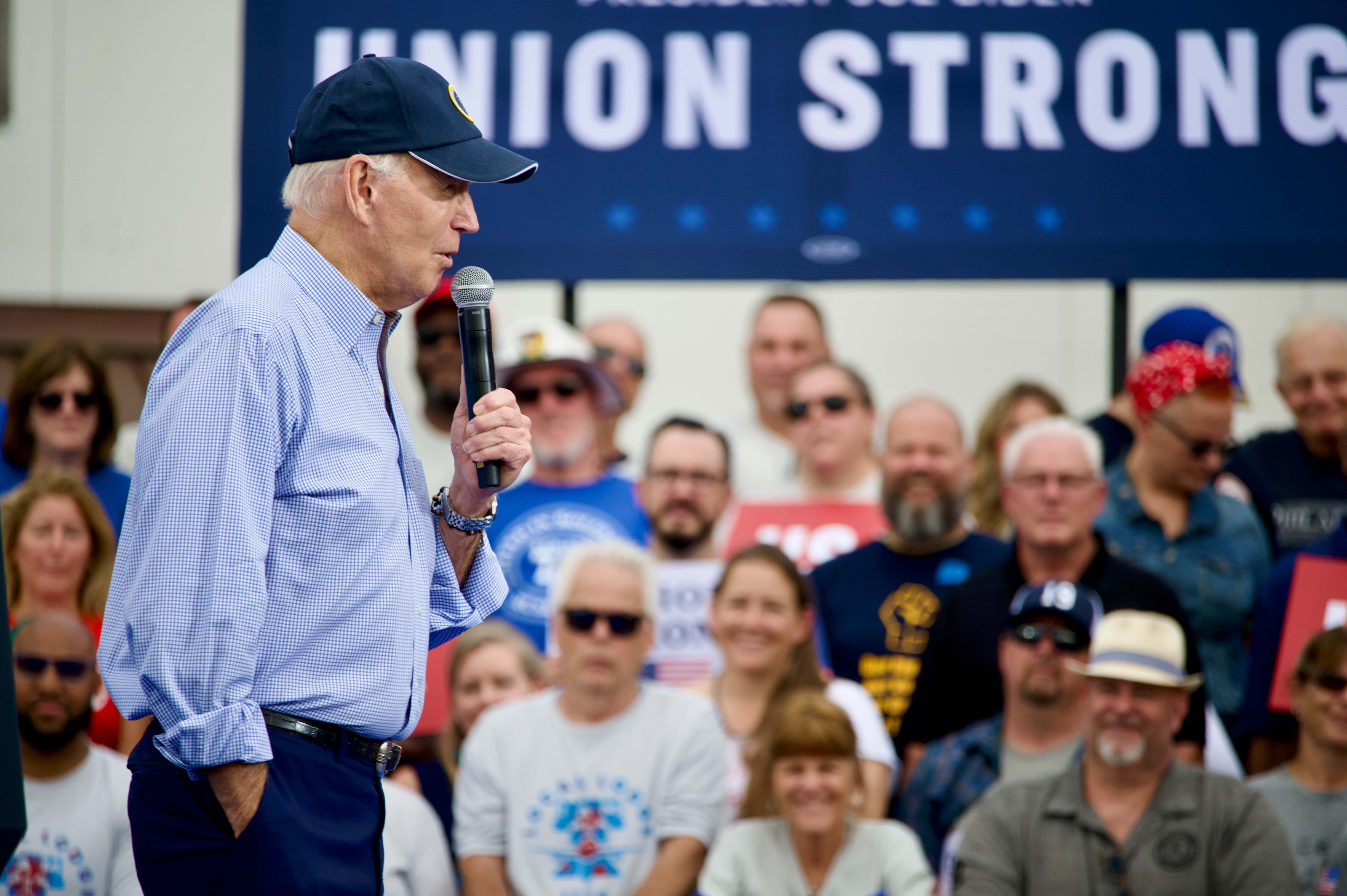 Le président américain Joseph Biden prend la parole lors du lancement du défilé annuel de la Fête du Travail de l’AFL-CIO à Philadelphie, en AP, aux Etats-Unis, le 4 septembre 2023.