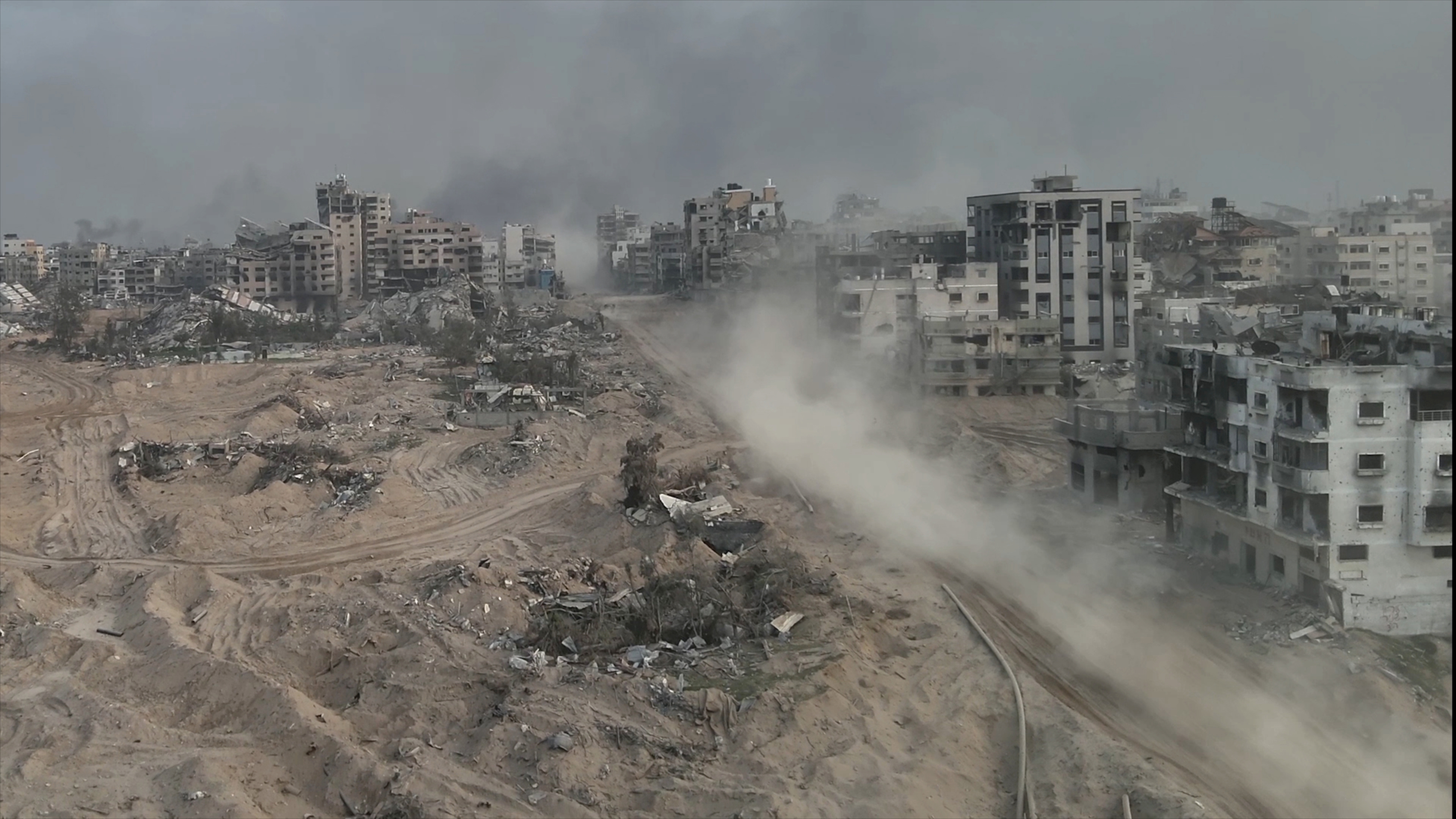 Chars d'assaut avec de la poussière dans le camp de réfugiés d'al-shati, Gaza, aérienne Vue de drone sur le nord de Gaza dans la guerre avec Israël. Gaza-20 mars 2024