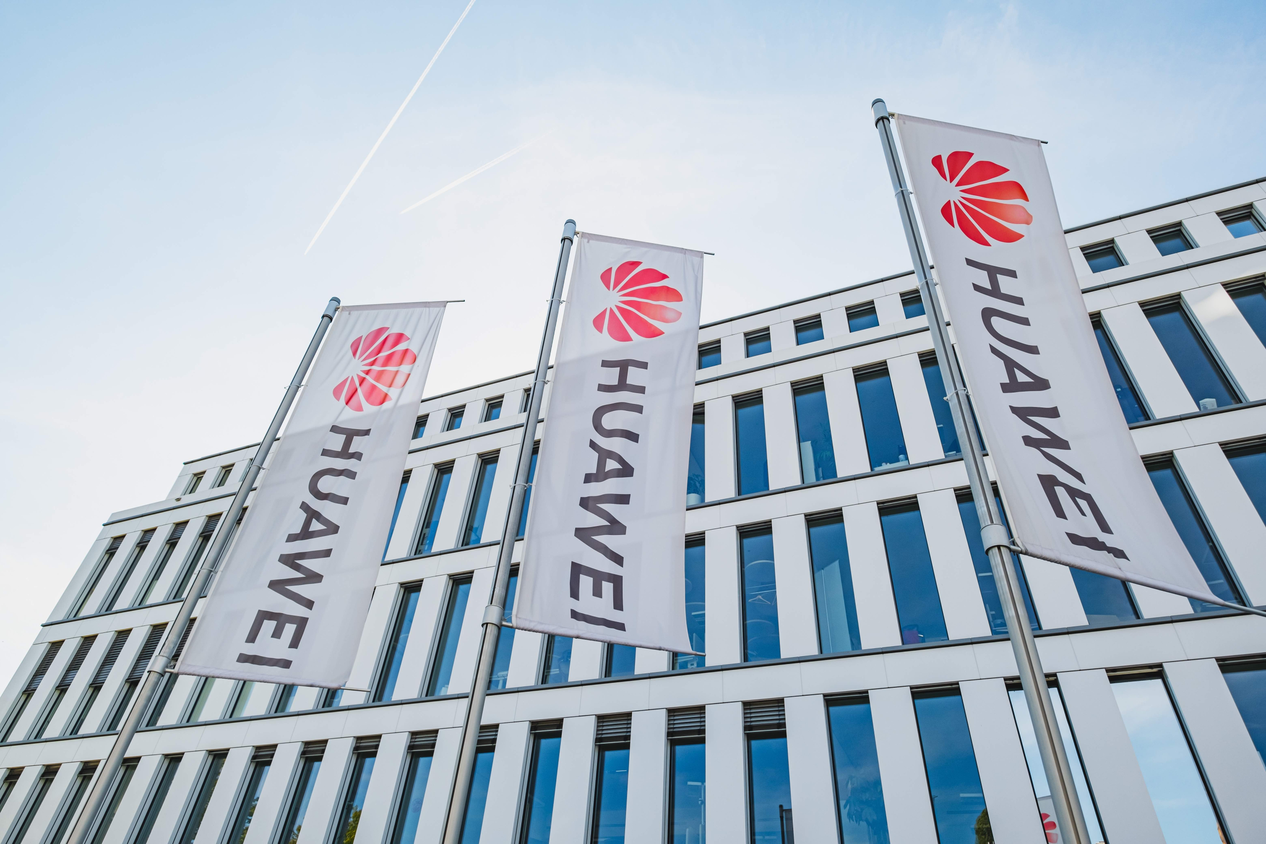Düsseldorf, Allemagne - 22 septembre 2024 : Le logo et le lettrage de Huawei, la multinationale technologique chinoise, sur les drapeaux à côté du siège social de la marque à Düsseldorf