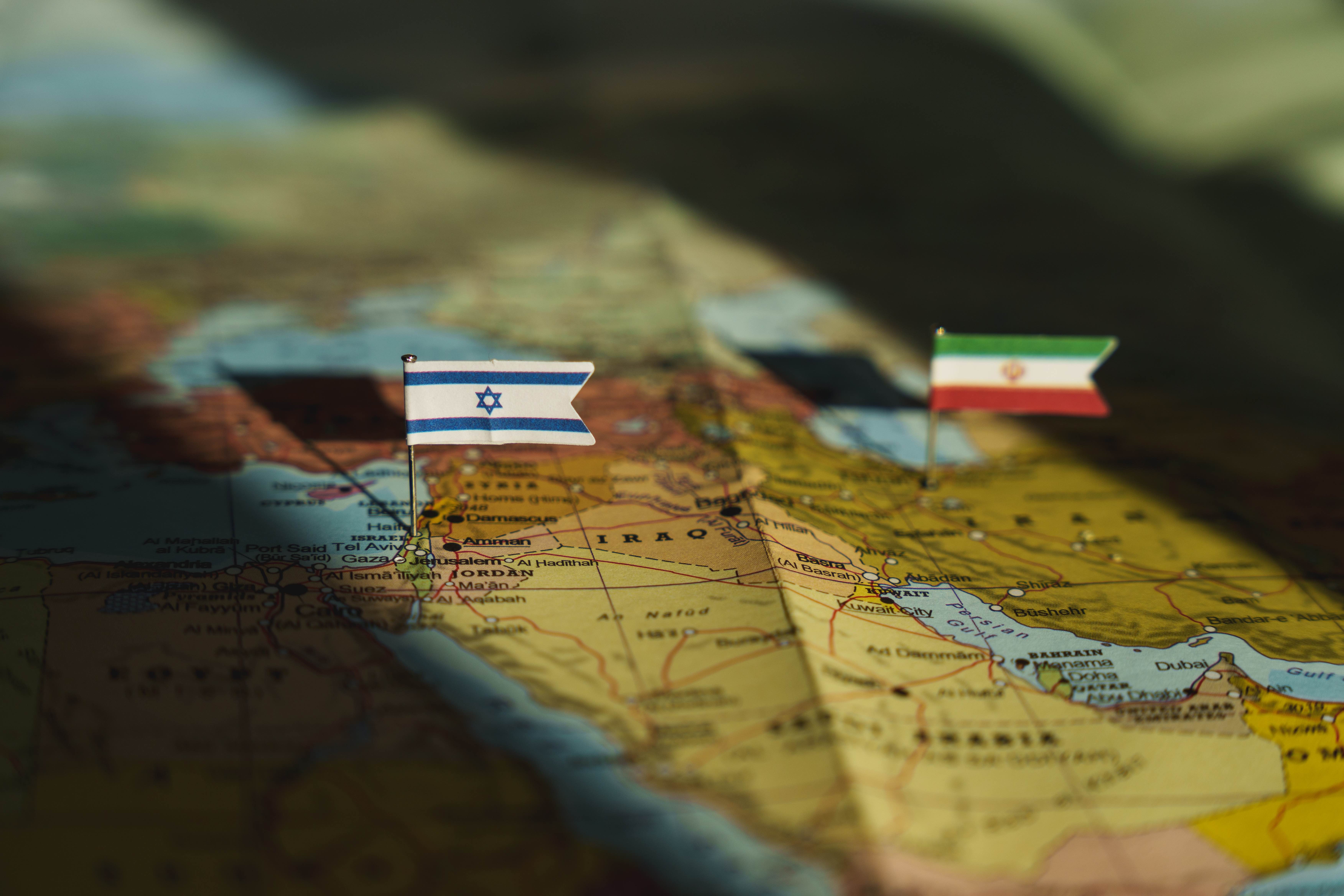 Drapeaux de l'Iran et d'Israël sur une carte.