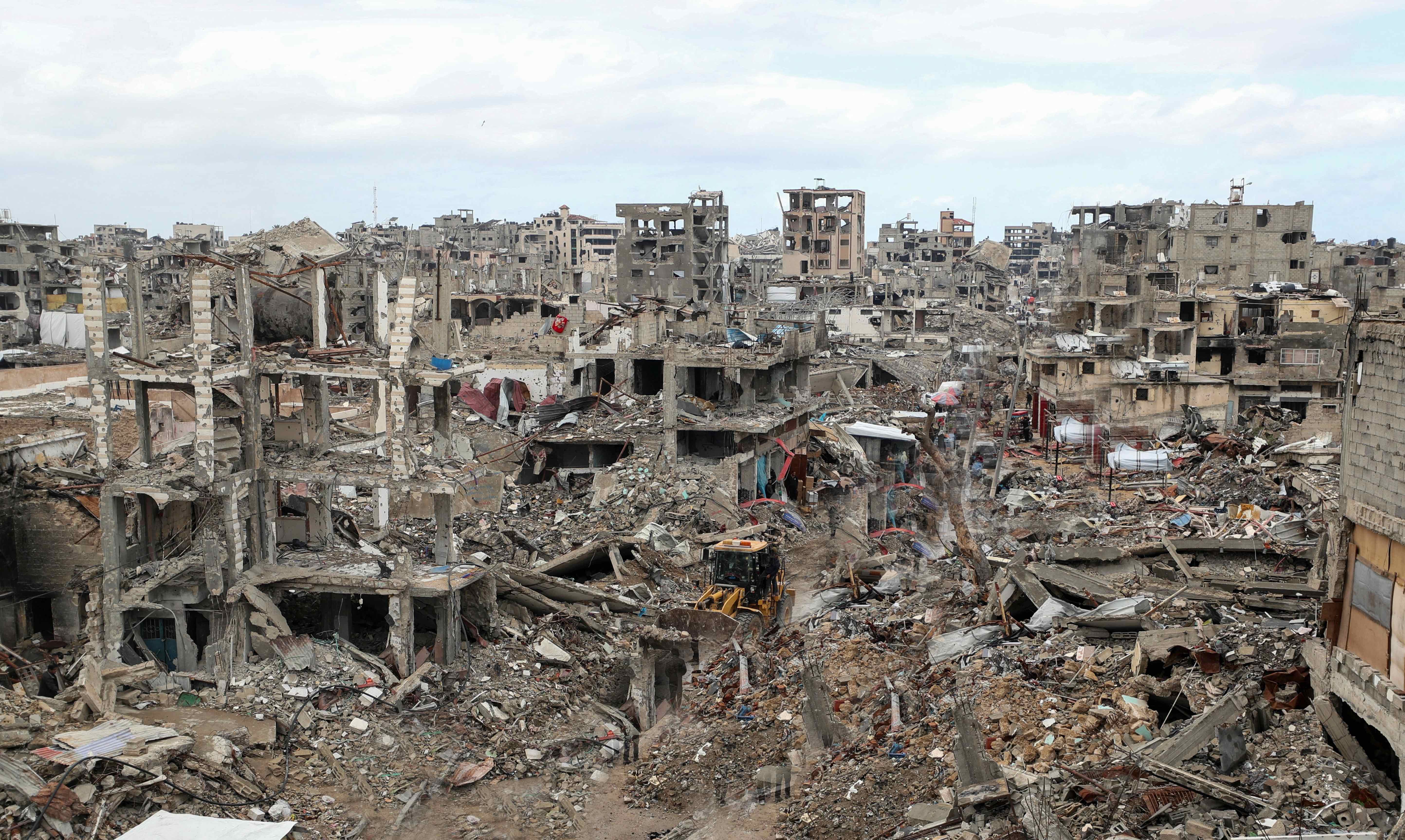 Un paysage de décombres et de ruines montre les conséquences dévastatrices de l'offensive israélienne, avec des bâtiments détruits et des débris couvrant la zone déchirée par la guerre à Gaza.