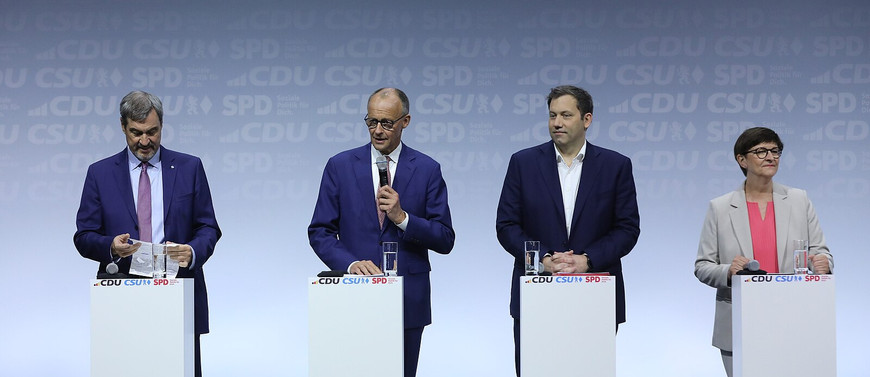 © Wikimedia Commons - Martin Rulsch (Lars Klingbeil au centre droit, à côté de Friedrich Merz sur la photo, lors de la signature de l'accord de coalition pour la 21e législature du Bundestag en Allemagne, le 5 mai 2025.)