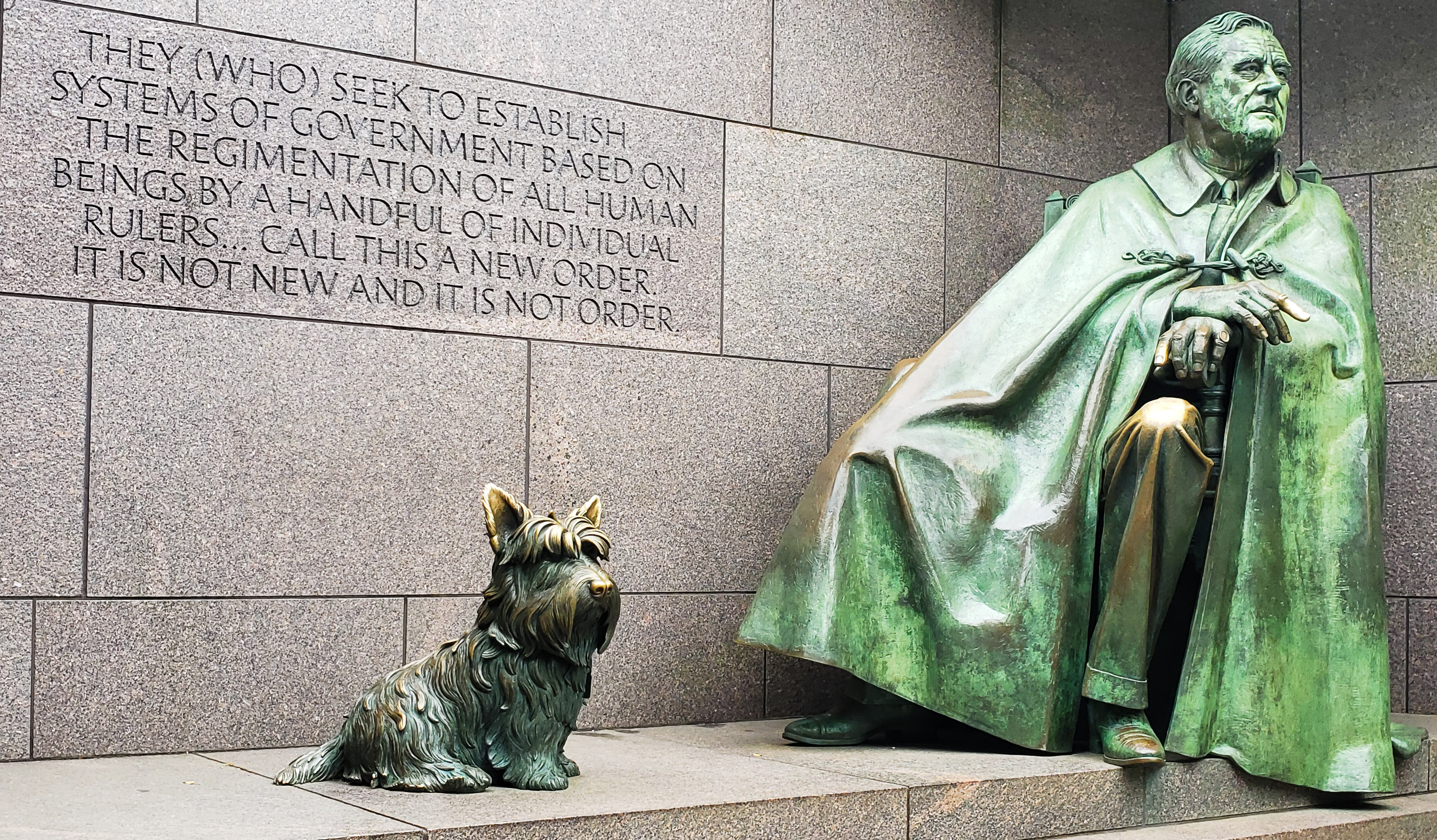 Washington D.C. 7 juin 2019 Statue en bronze de Neil Estern de Franklin D Roosevelt assis dans une cape et son chien Fala - Franklin Delano Roosevelt Memorial.
