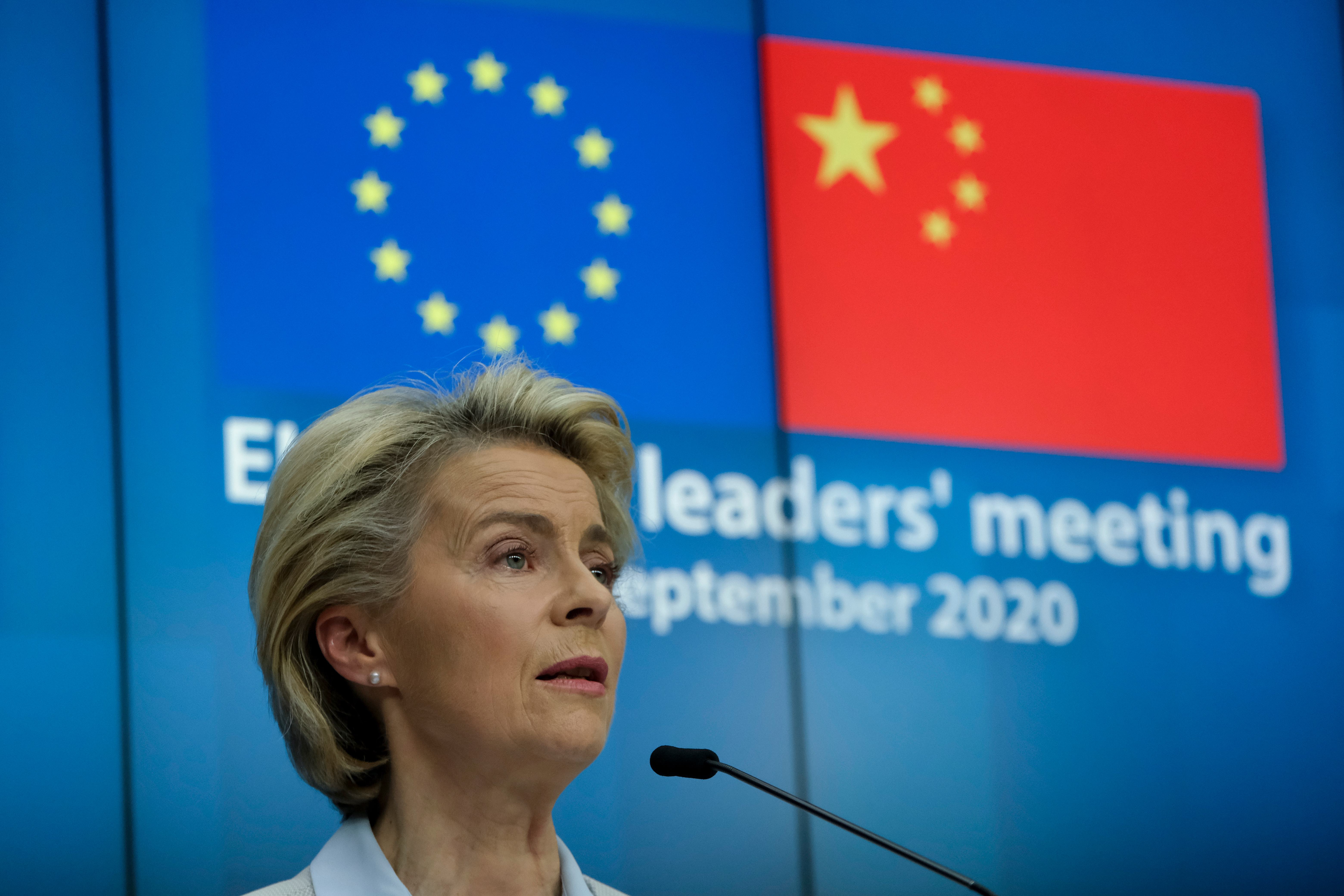 La présidente de la Commission européenne, Ursula von der Leyen, et le président du Conseil européen, Charles Michel, tiennent une conférence de presse après un sommet avec le président chinois Xi Jinping, à Bruxelles, en Belgique, le 14 septembre 2020.
