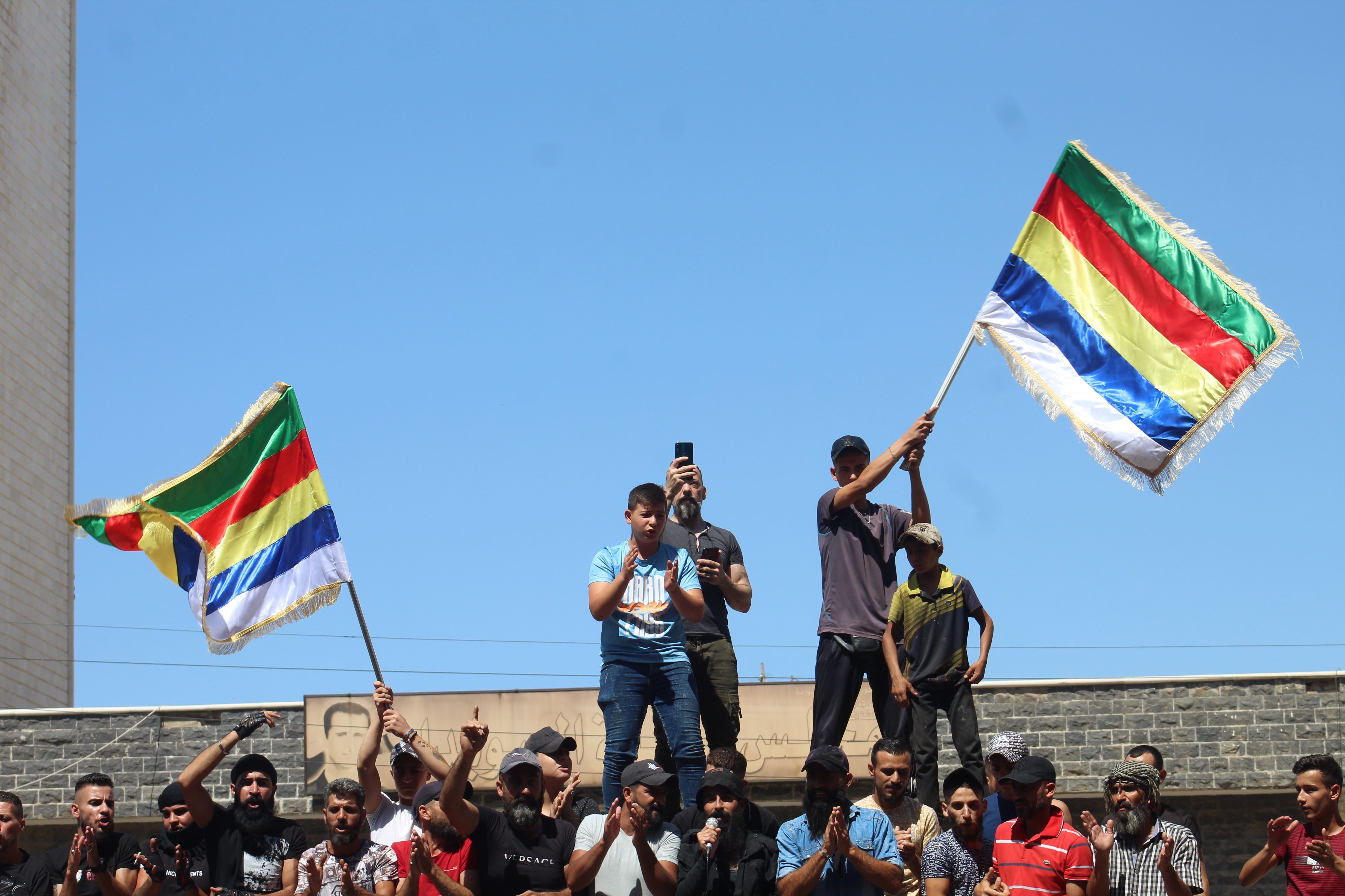 Le drapeau de la révolution et le drapeau des Druzes levés sur la place Al-Karama, au centre de la ville d'As-Suwayda, en Syrie, le 8.25.2023