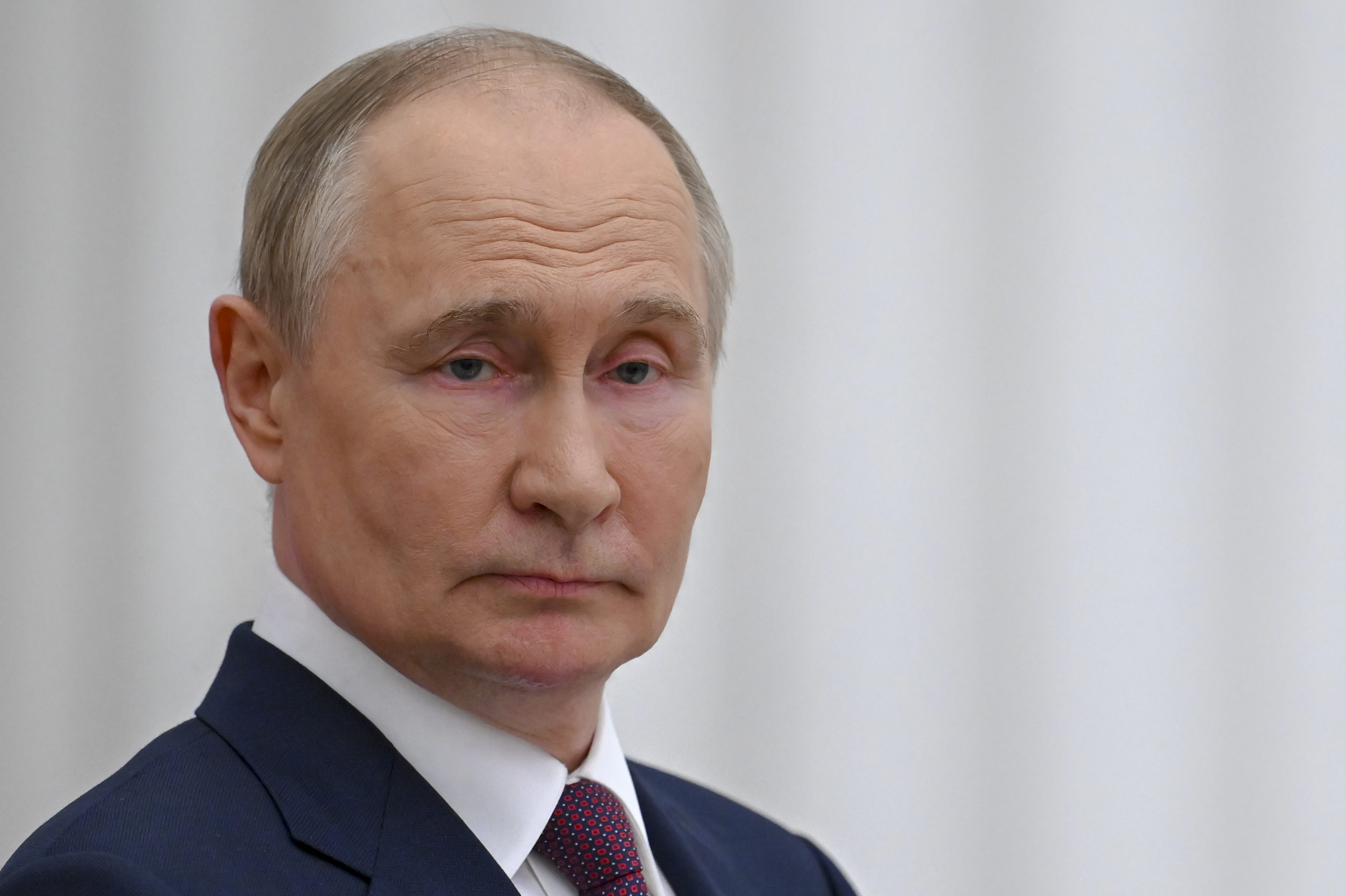 Le président russe Vladimir Poutine lors d'une conférence de presse commune tenue après sa rencontre avec le Premier ministre hongrois Viktor Orban au palais du Kremlin, le 5 juillet 2024.