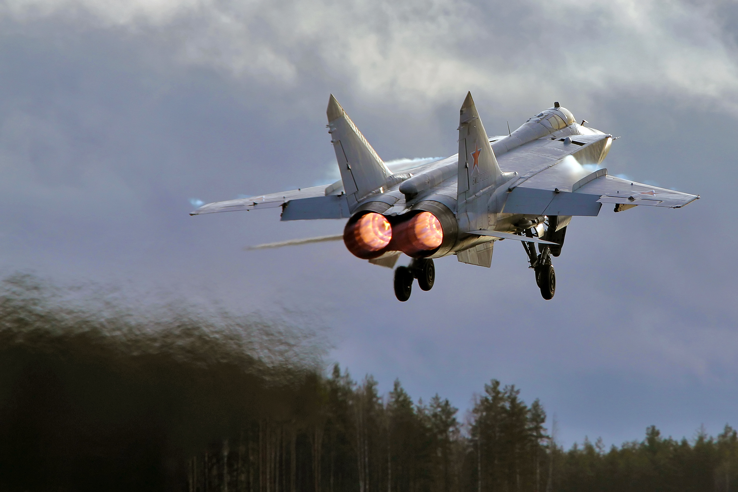 RÉGION DE TVER, RUSSIE, 20 NOVEMBRE 2020 : Intercepteur supersonique MiG-31 de l'armée de l'air russe en vol.