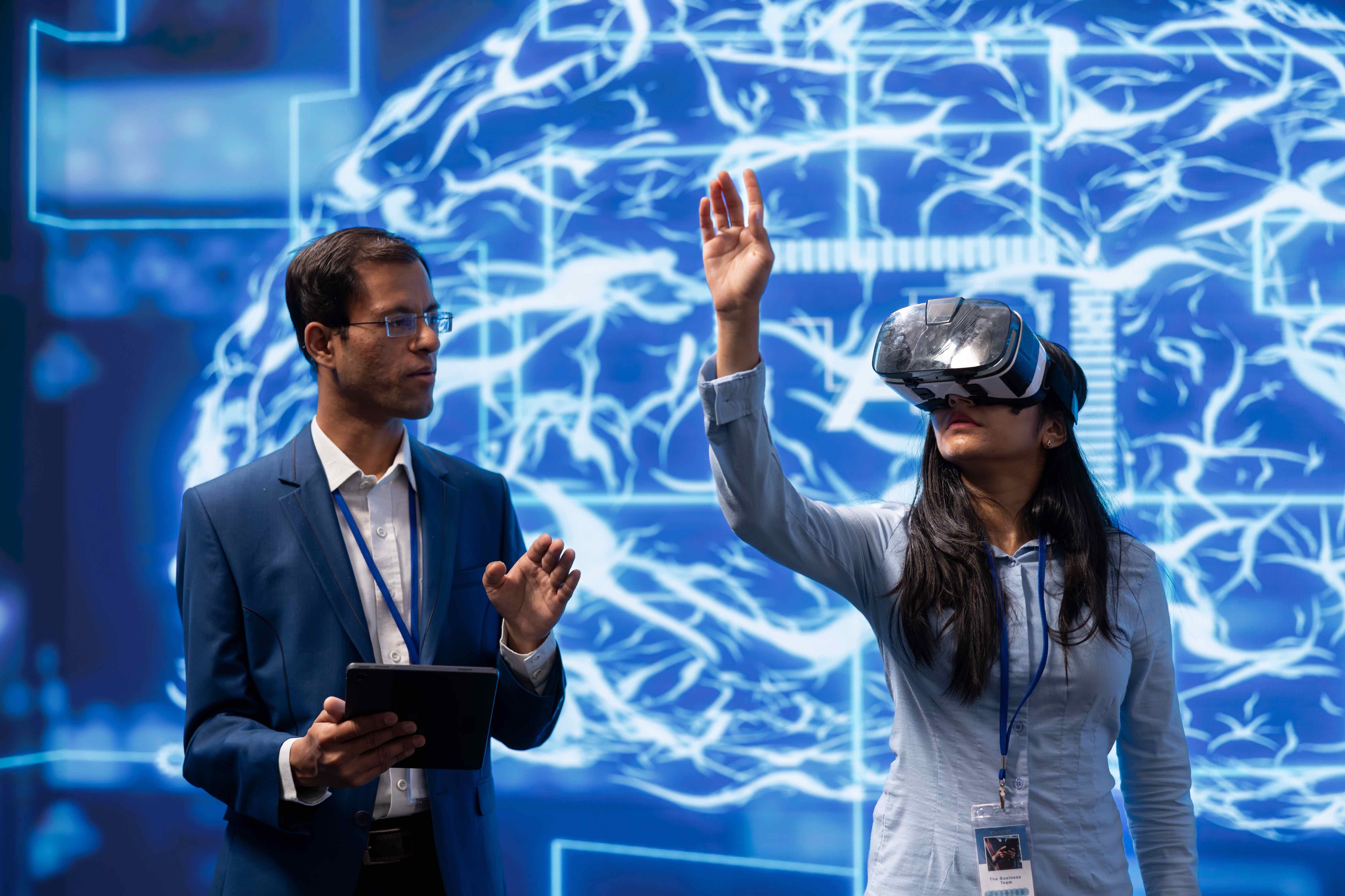 Spécialiste de la démonstration de casque VR lors d'une conférence technique sur l'IA