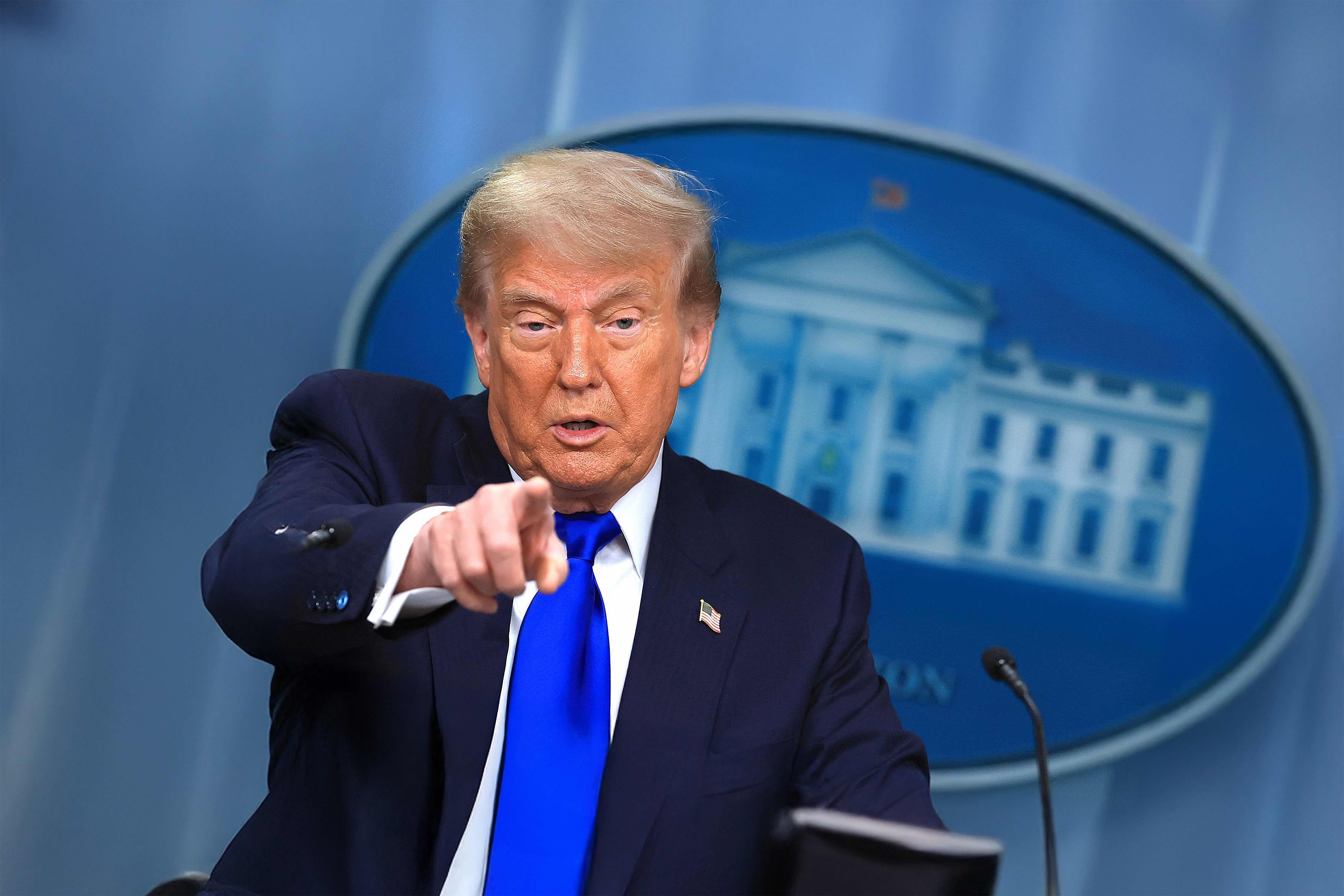Le 27 juin 2025, dans la salle de presse de la Maison Blanche, à Washington, DC, le président Trump s'est adressé à une Cour suprême composée de 6 voix contre 3, pour avoir limité les injonctions nationales sur les ordres, y compris sur la citoyenneté liée au droit de naissance.