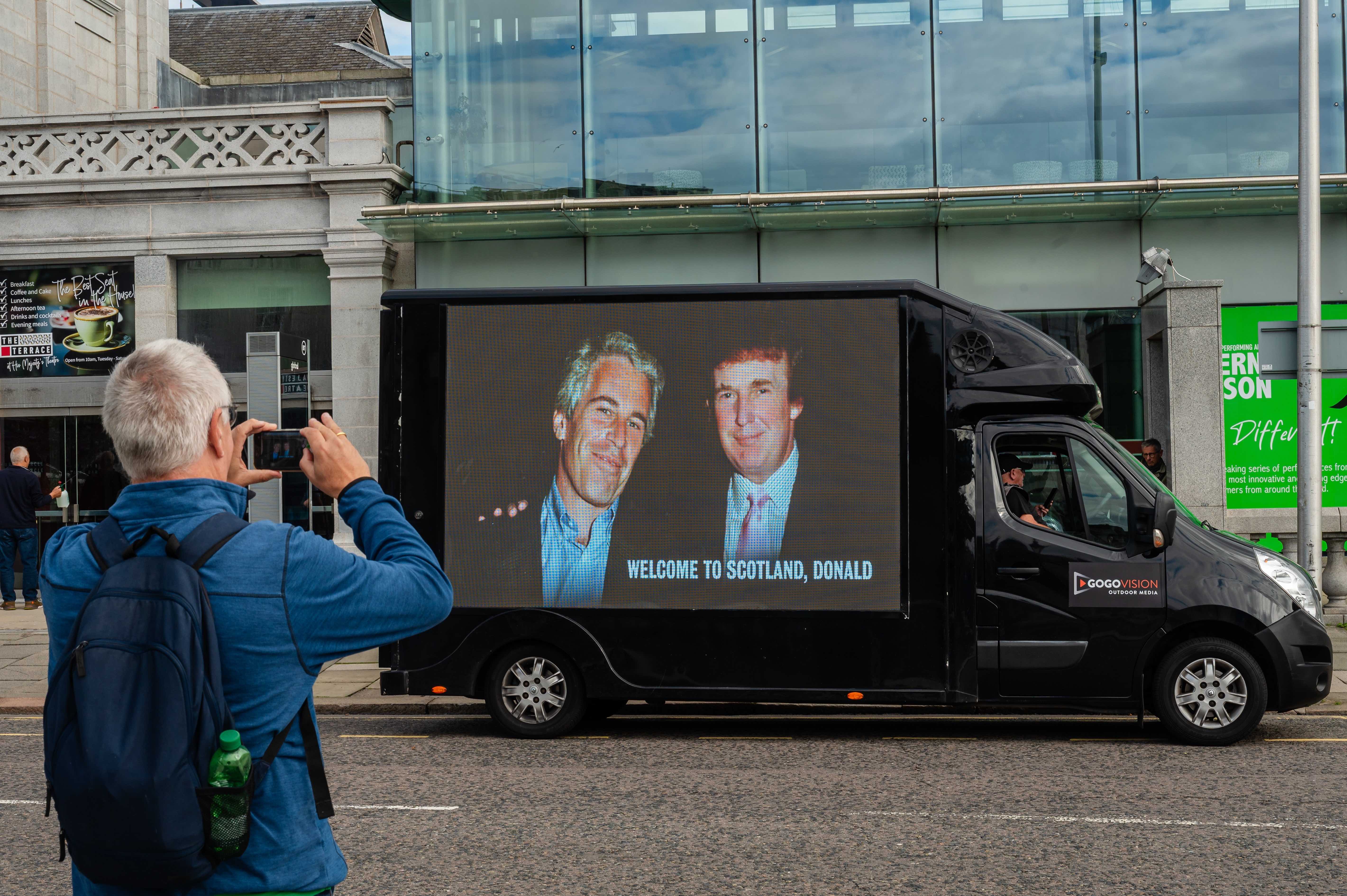  Une camionnette avec une Image de Jeffrey Epstein et Donald Trump avec le texte "Welcome to Scotland Donald" s'arrête sur la rue Rosemount Viaduct à Aberdeen, le 28 juillet 2025.