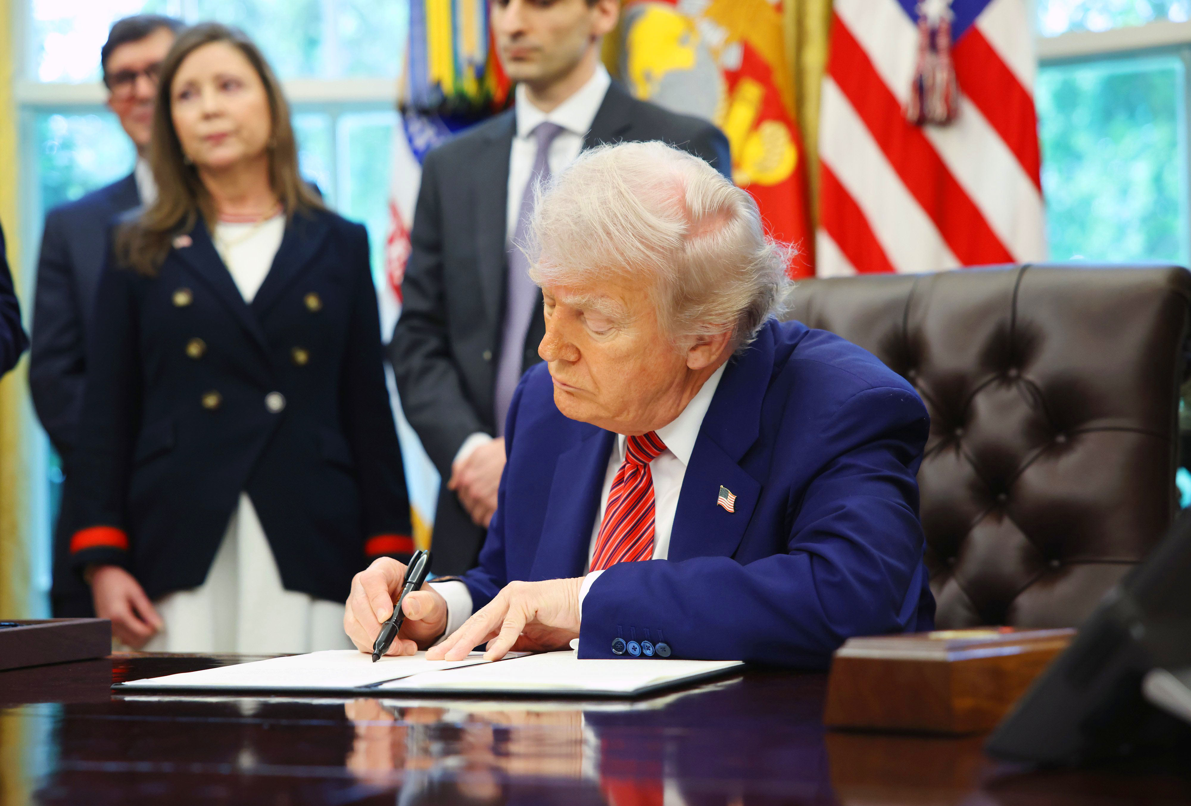 Le président des Etats-Unis D. Trump signant un décret.