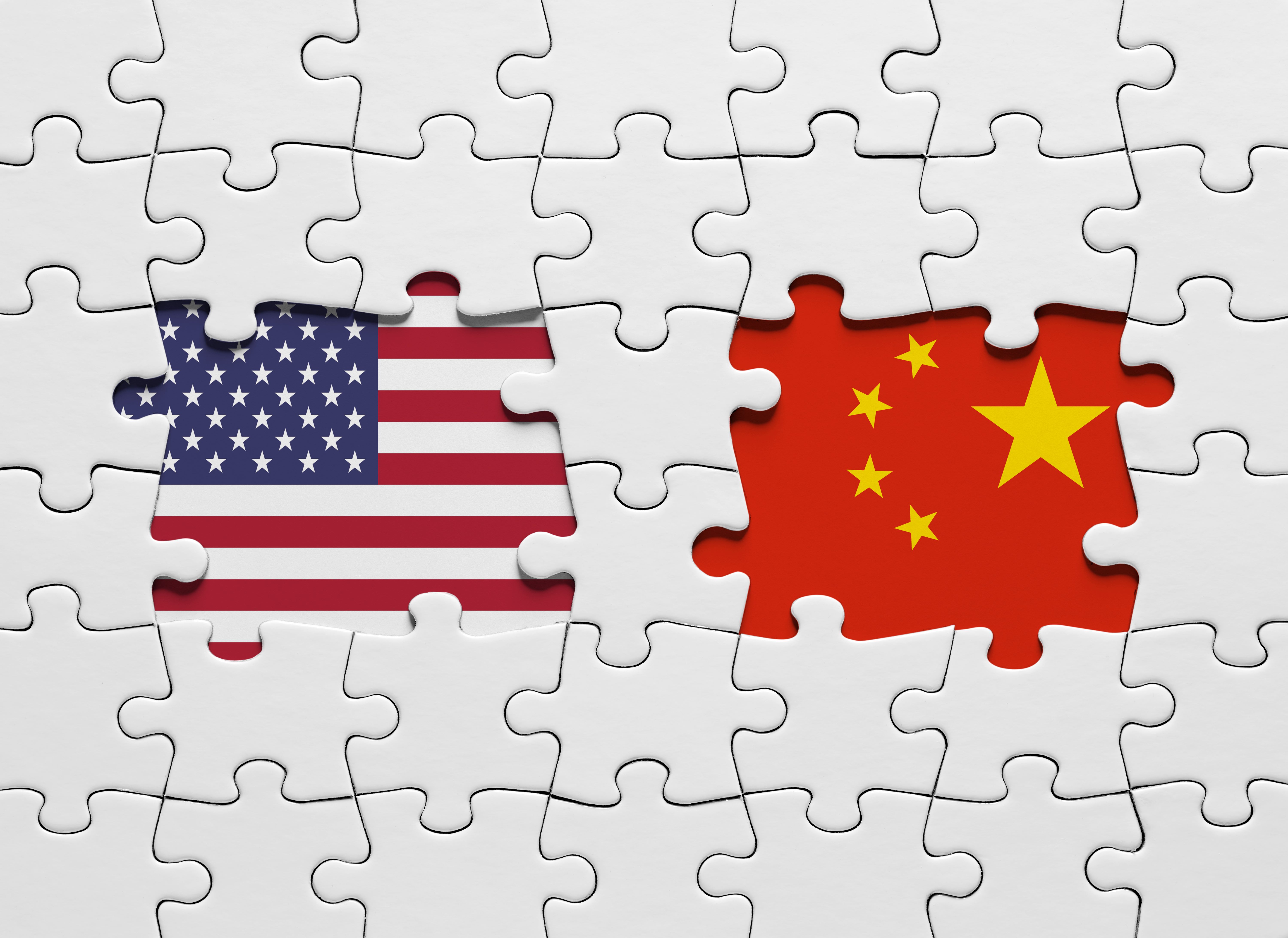 Pièces de puzzle avec les drapeaux américains et chinois.
