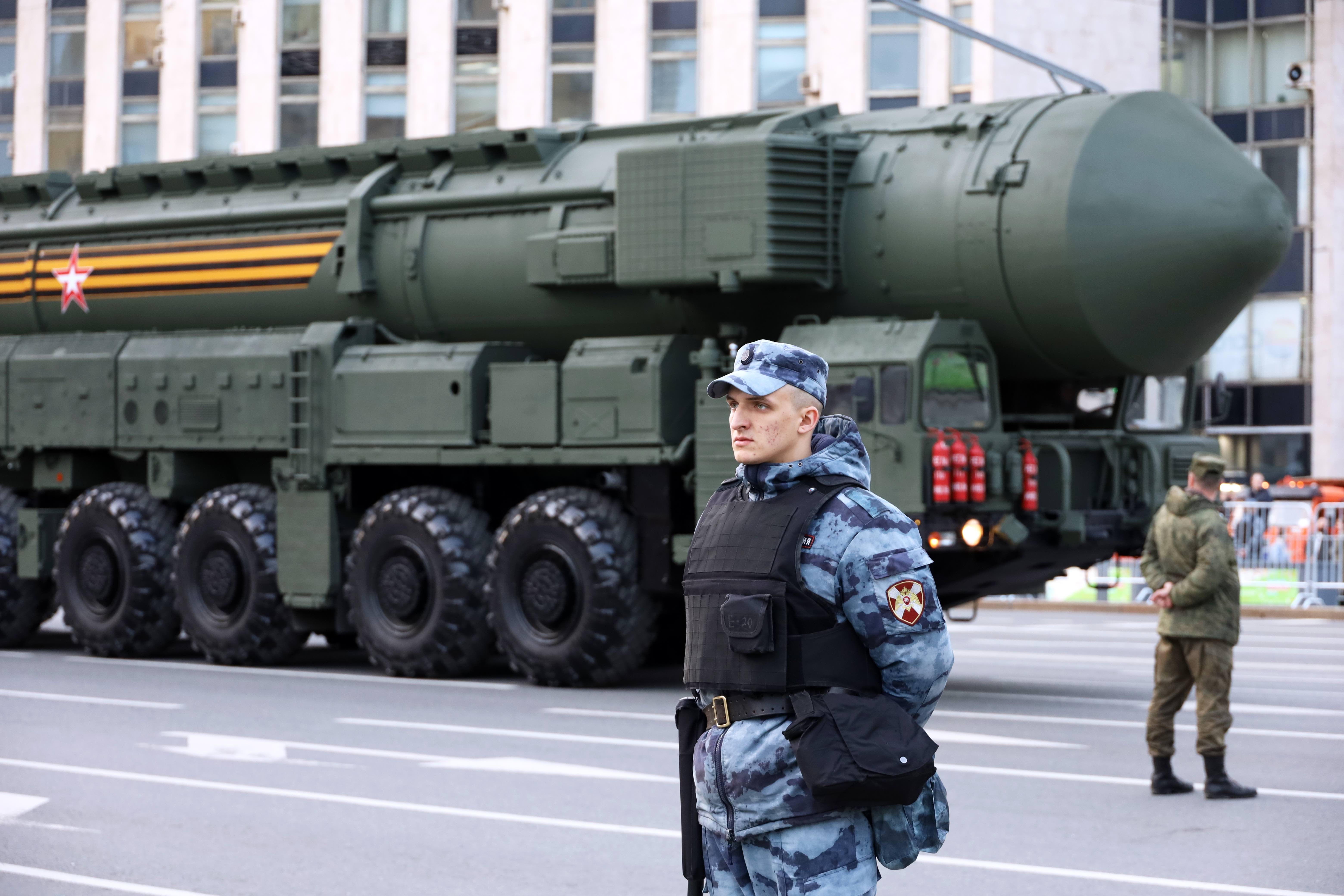 Un soldat russe se tient devant un missile ballistique thermonucléaire RS-24 Yars dans une rue de Moscou, en mai 2022.