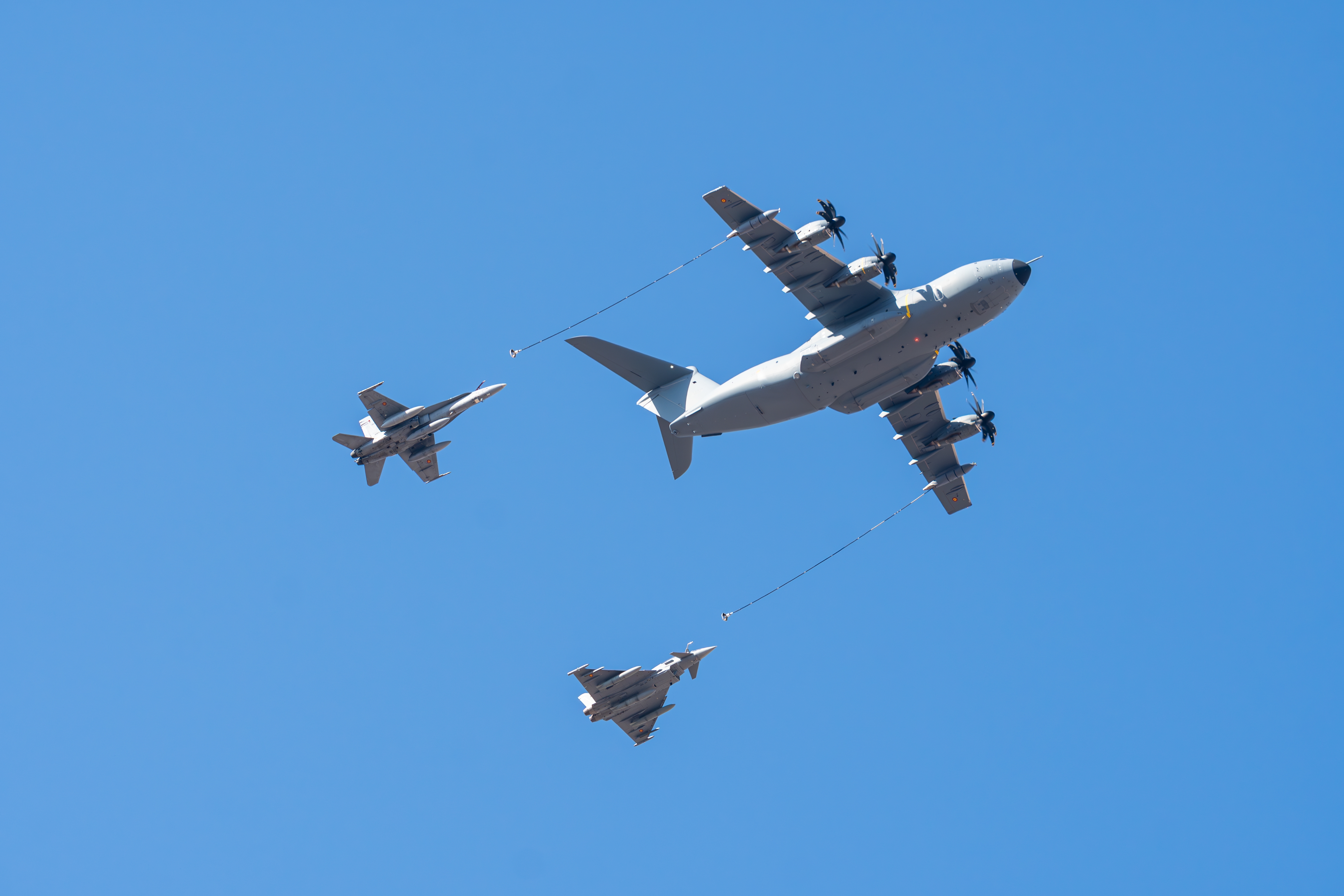 Madrid, Espagne – 12 octobre 2023 : Un avion-citerne Airbus A-400 ravitailleur Mc Donnell Douglas F-18 Hornet et Eurofighter Typhoon lors du défilé des forces armées le jour du National Espagnol