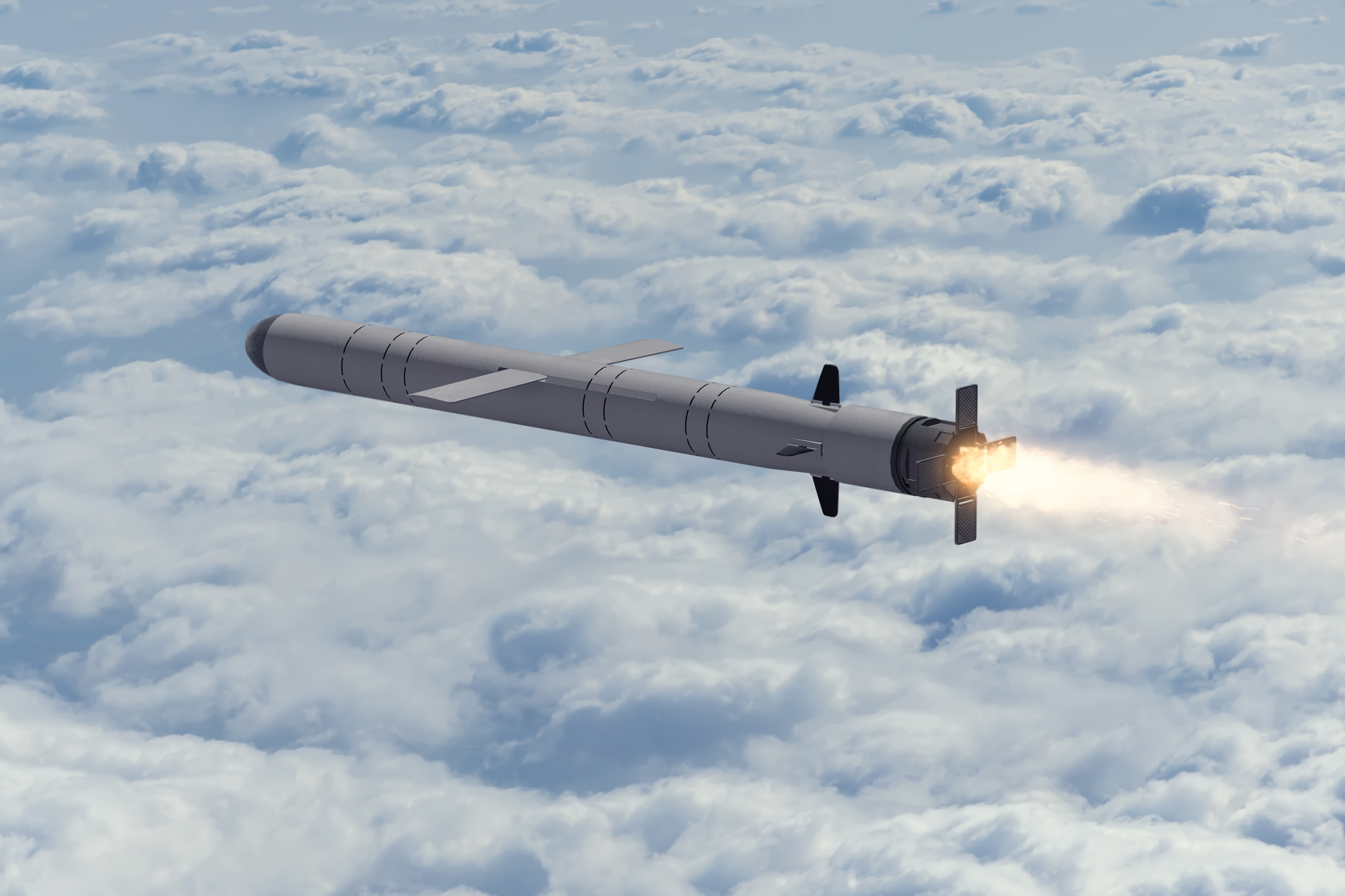 Le missile de croisière russe "Kalibr" vole au-dessus des nuages, de la fumée et du feu à l'ajutage du missile.