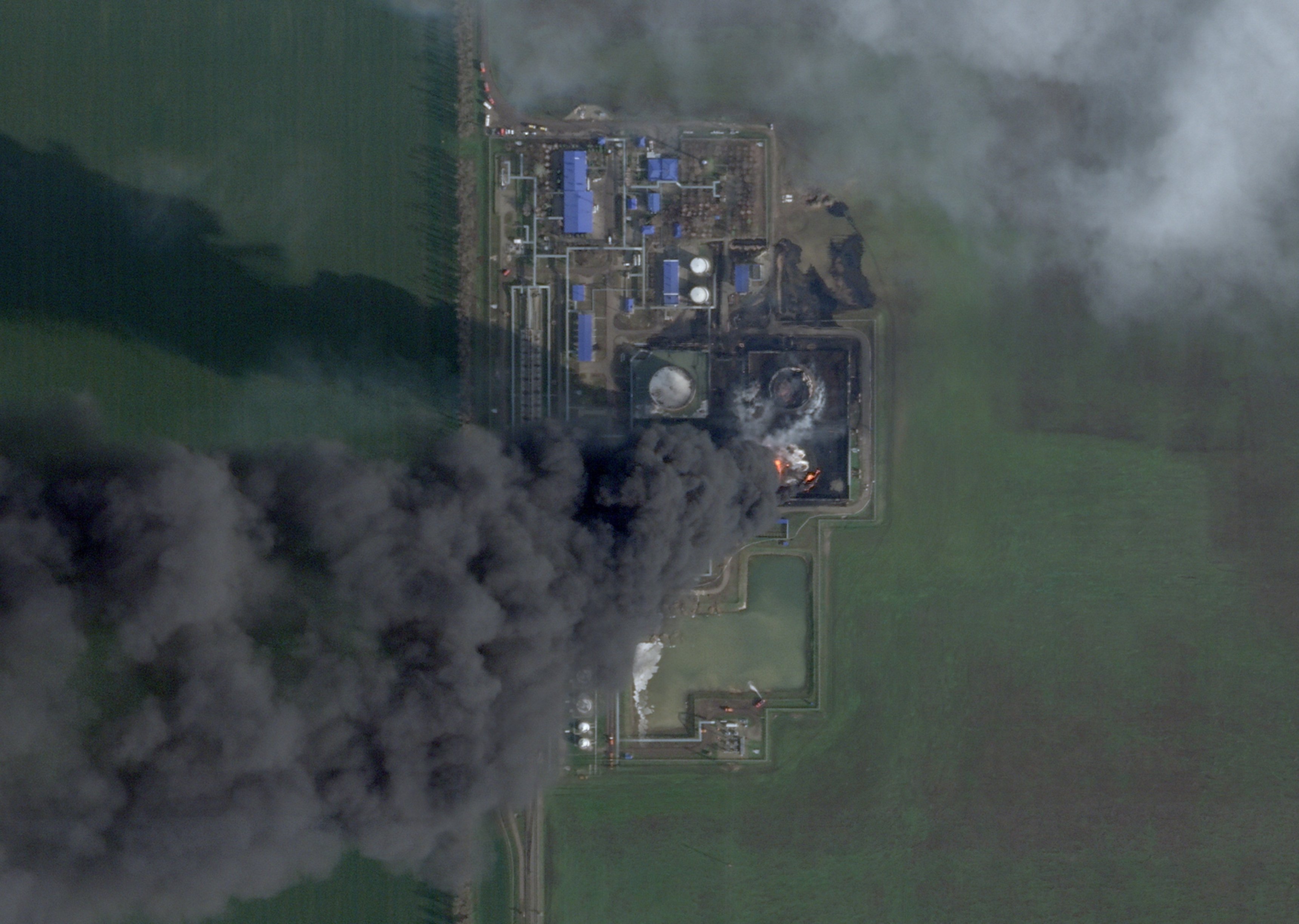 Image satellite montrant de la fumée s'élevant d'une raffinerie de la région de Krasnodar après une attaque de drone ukrainienne