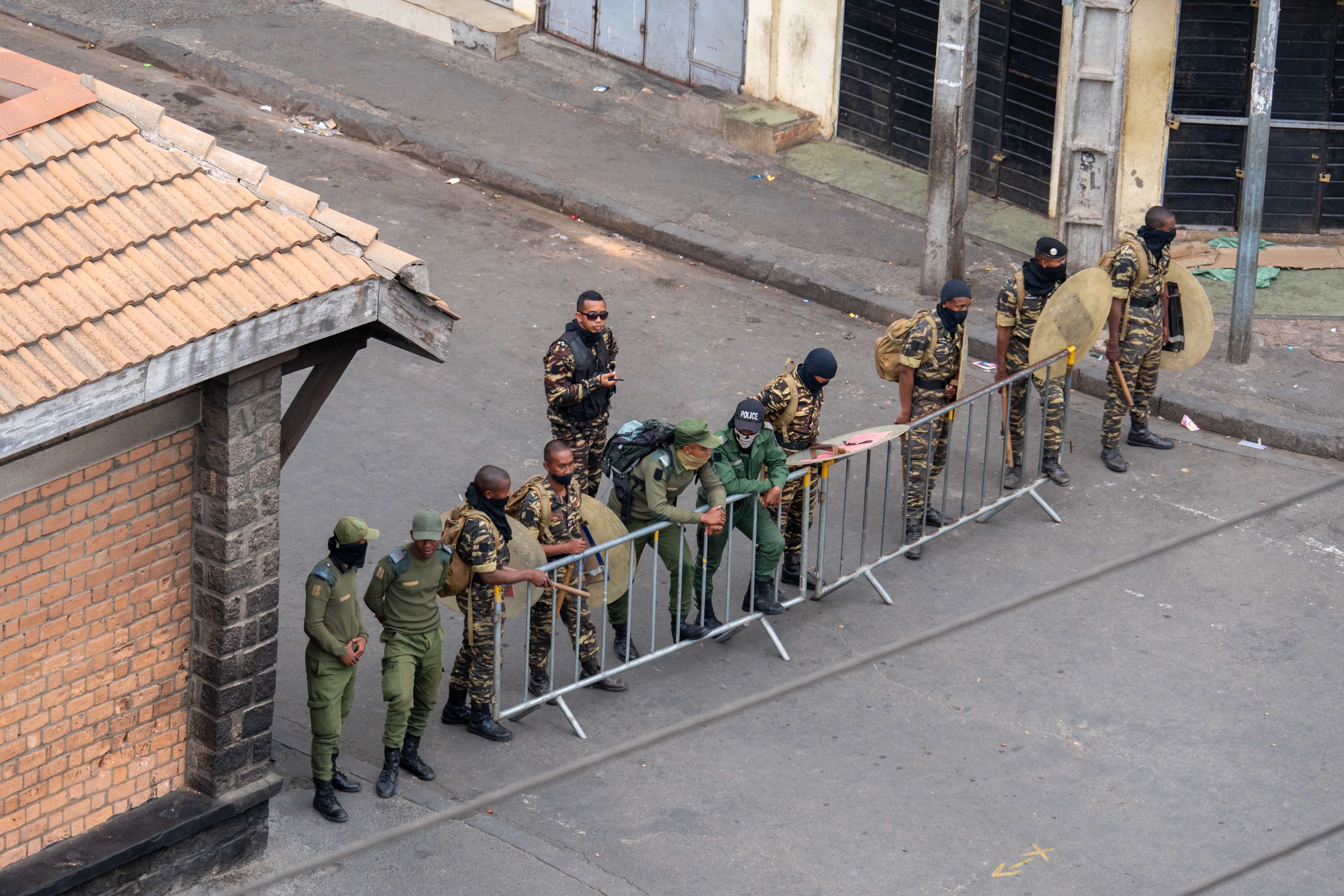 Antananarivo, Madagascar—30 septembre 2025 : Des soldats regardent un défilé à Antananarivo, Madagascar