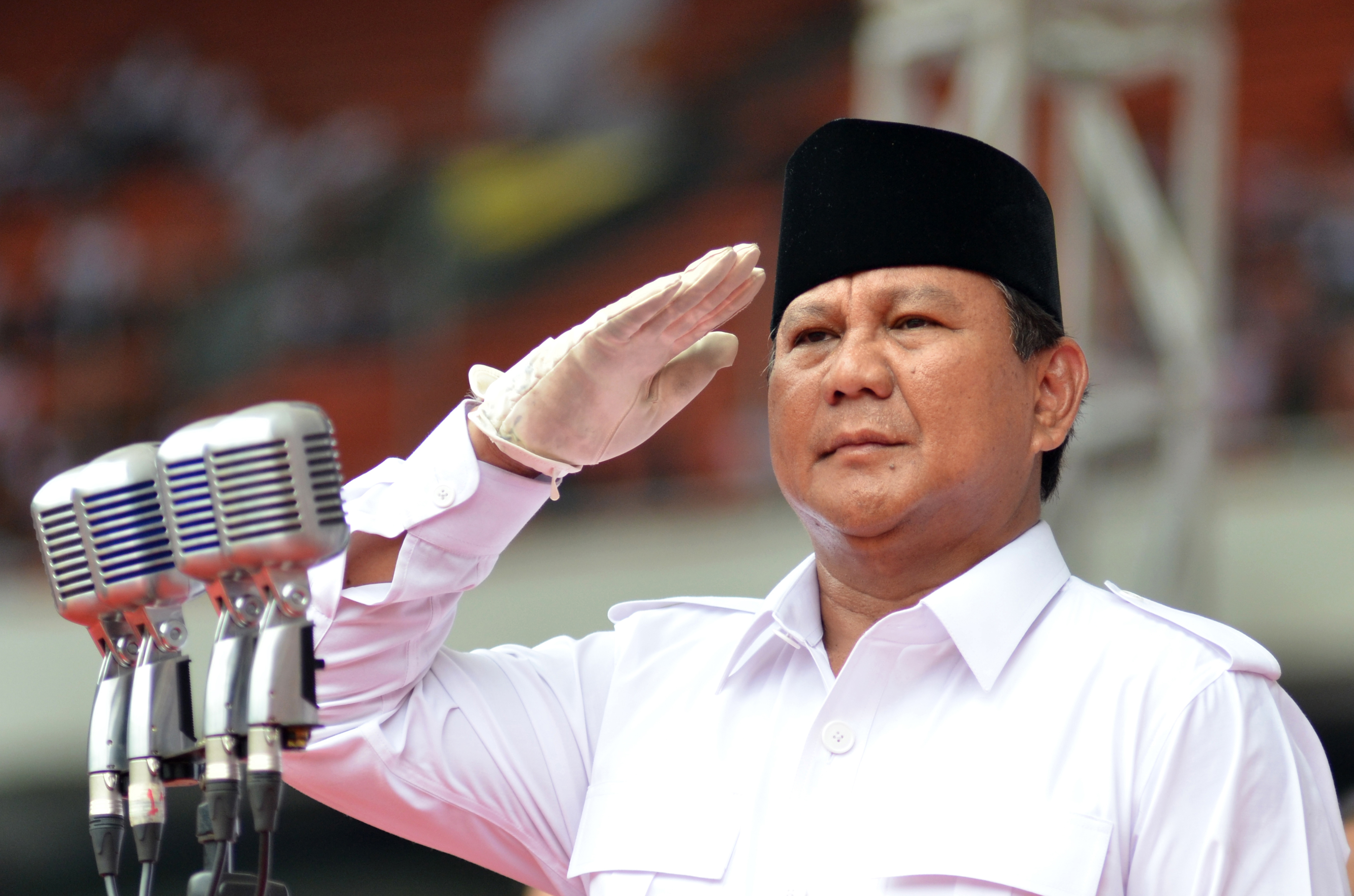 Le président du parti Prabowo salue lors de la grande campagne électorale au stade Gelora Bung Karno, à Jakarta, dimanche 23 mars 2014.