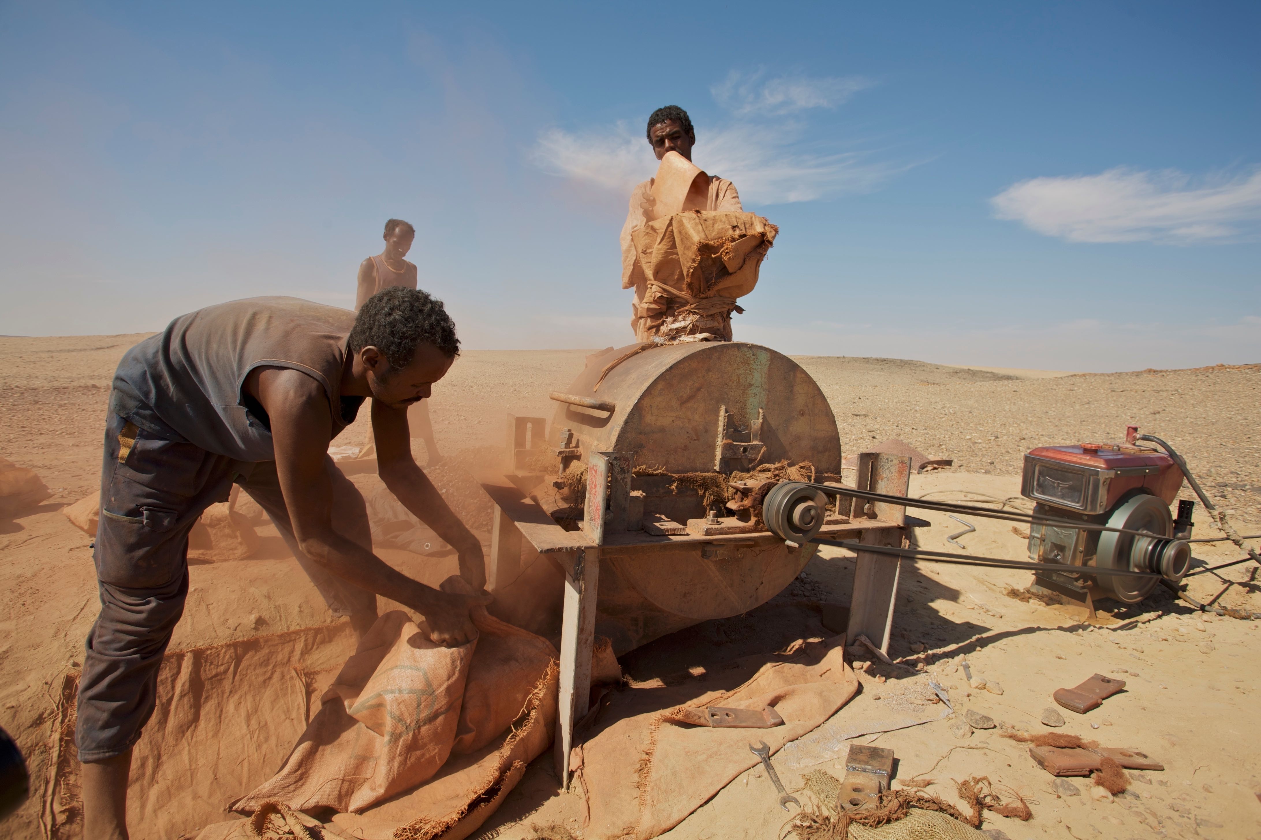 Petite mine d'or dans le désert du Soudan. Écrasement du minerai aurifère avant la mise en culture du minerai. Soudan.