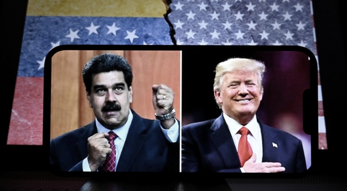 Le président américain Donald Trump et le président vénézuélien Nicolás Maduro sur un écran de téléphone.