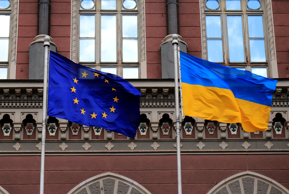 Drapeaux de l'Ukraine et de l'Union Européenne à Kiev. Drapeaux de l'Ukraine et de l'Union Européenne en bleu jaune à Kiev, près de la Banque Nationale, Fête de la Constitution pour l'Indépendance, Fête Nationale.