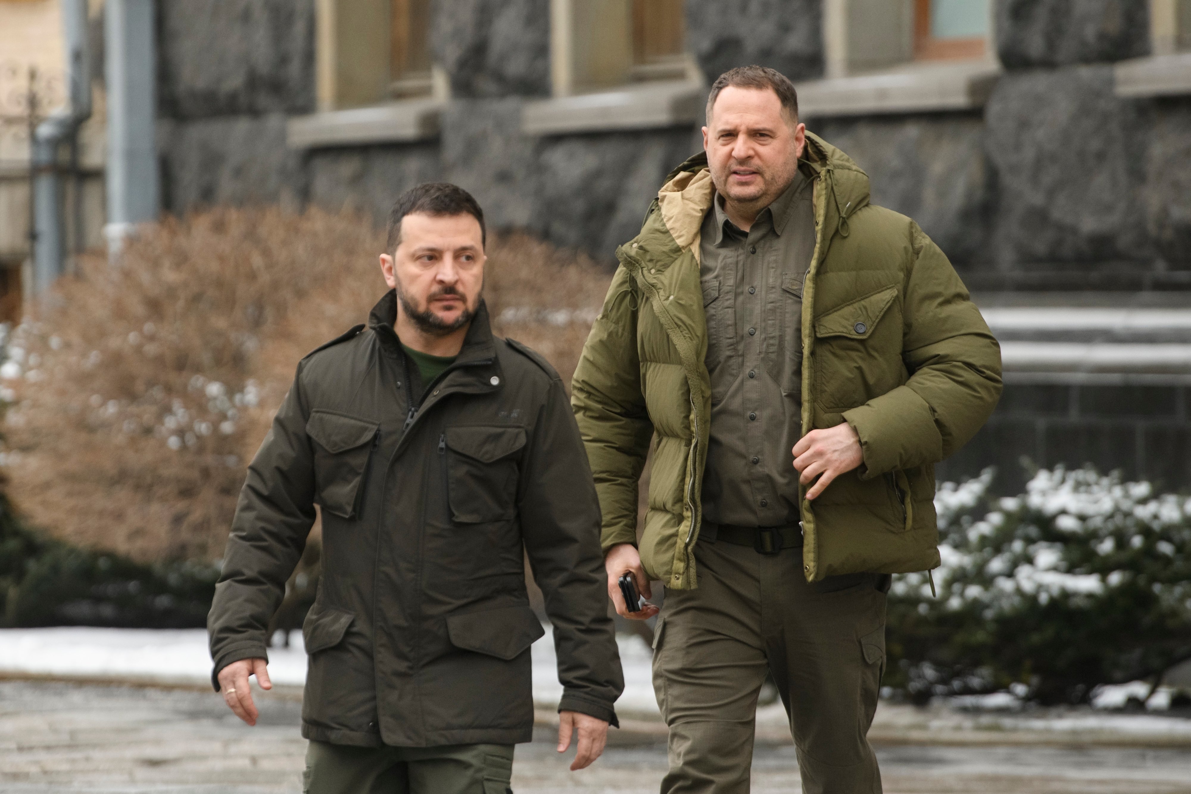 Le président ukrainien Volodymyr Zelensky et le chef du bureau du président ukrainien Andriy Yermak à Kyiv, Ukraine, le 22 janvier 2024.