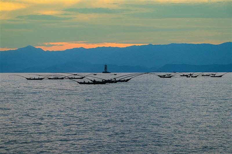 Lac Kivu, Rwanda - 19 septembre 2024 : Bateaux de pêcheurs attachés par des hommes africains locaux pendant la pêche.