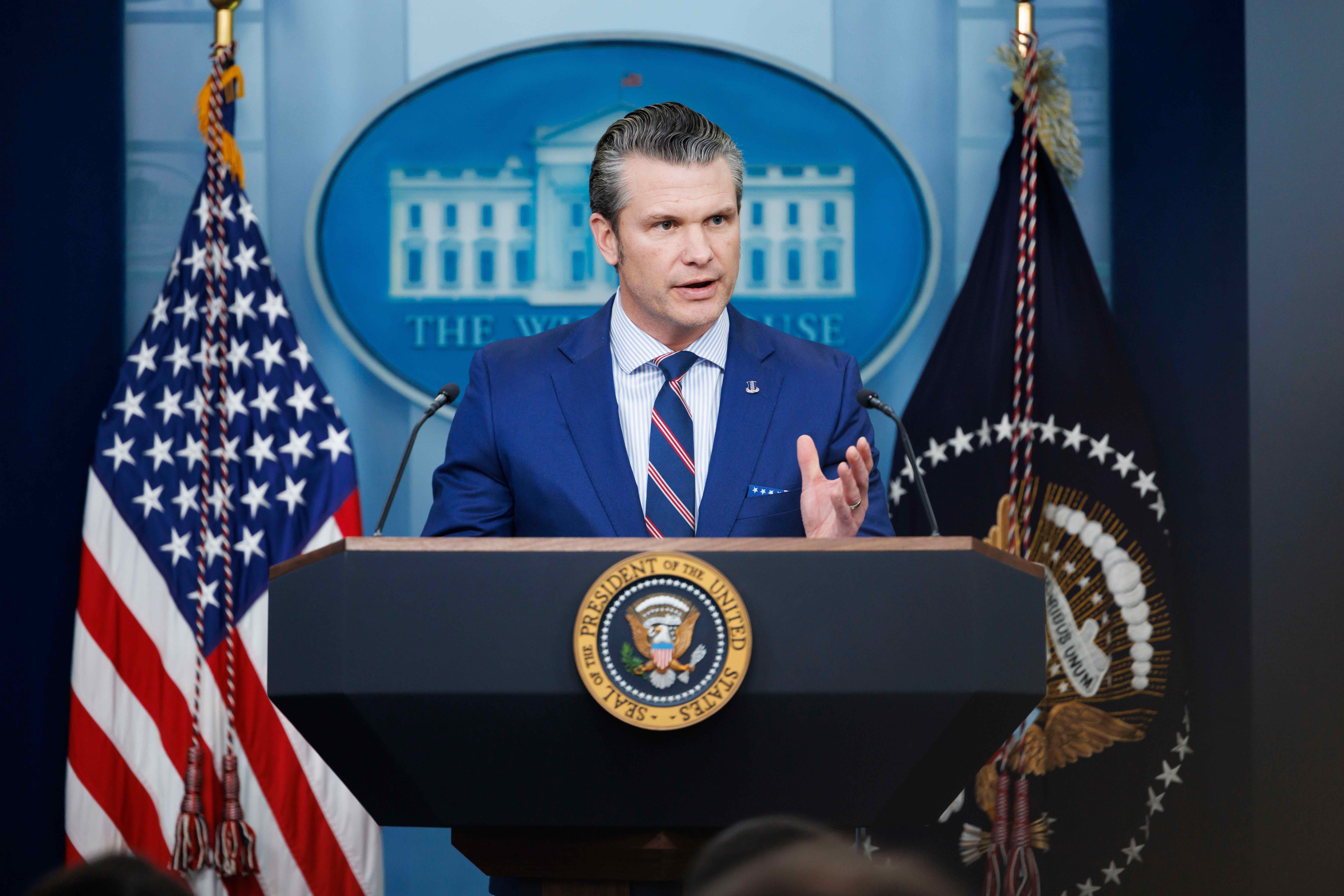30 janvier 2025 : Pete Hegseth, Secrétaire à la Défense, s'exprime lors d'un point de presse à la Maison Blanche après qu'un hélicoptère Black Hawk est entré en collision avec le vol 5342 d'American Airlines par l'aéroport DCA.