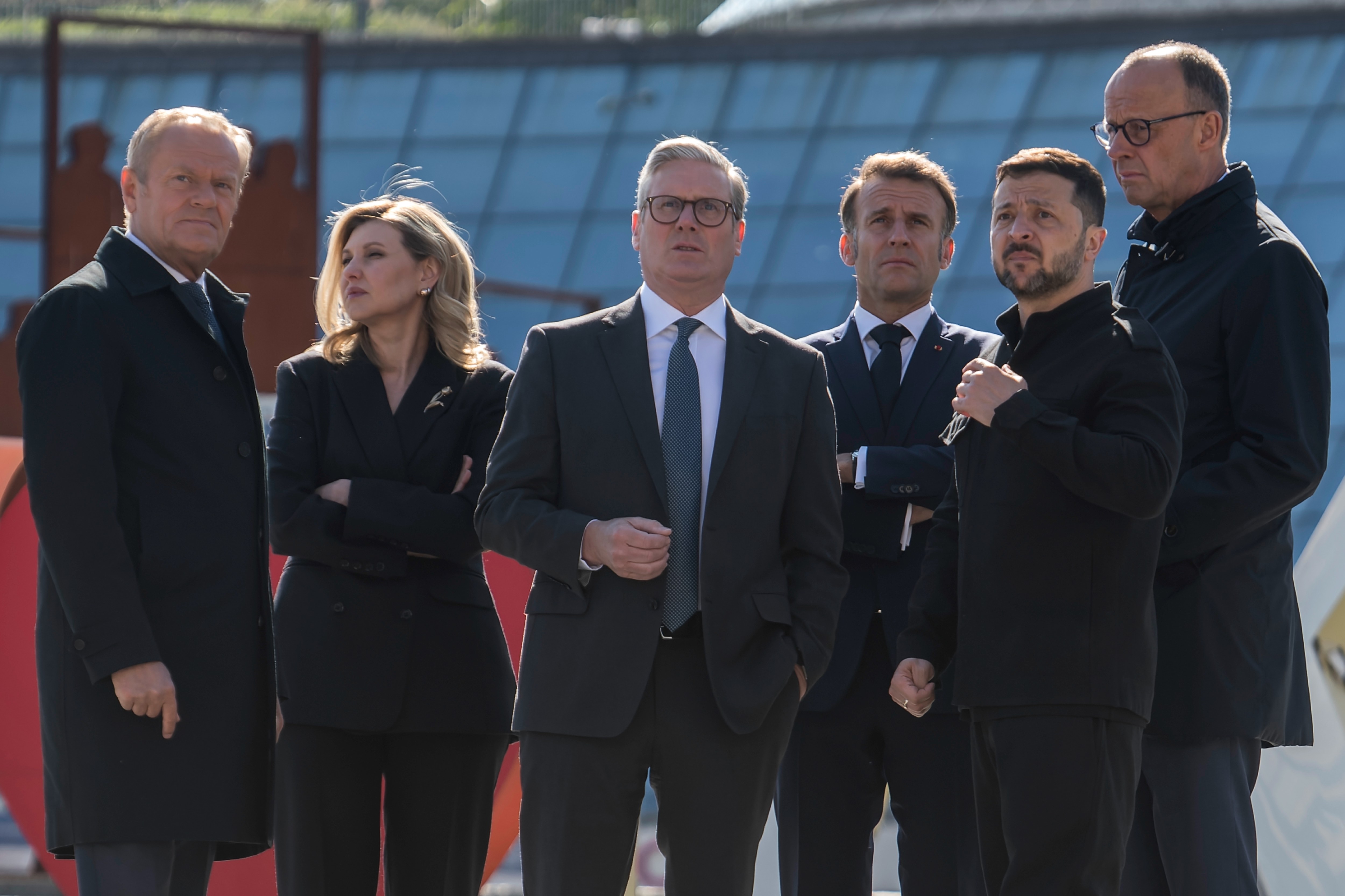Le président français Macron, le Premier ministre britannique Starmer, le chancelier allemand Merz, le Premier ministre polonais Tusk, le président ukrainien Zelensky et Olena Zelenska sur la place de l'Indépendance Kiev Ukraine, le 10 mai 2025