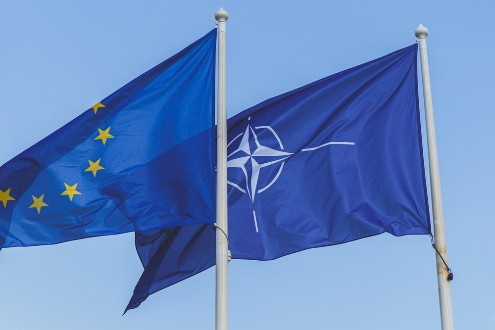 Drapeaux de l'Union européenne et de l'OTAN