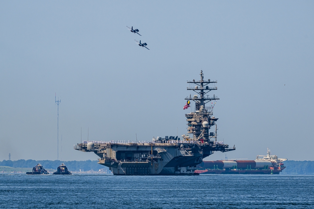 Hampton, Virginie - États-Unis - 14 juillet 2024 : USS Dwight D Eisenhower, CVN 69, revient pour la station navale Norfolk après un déploiement de 9 mois