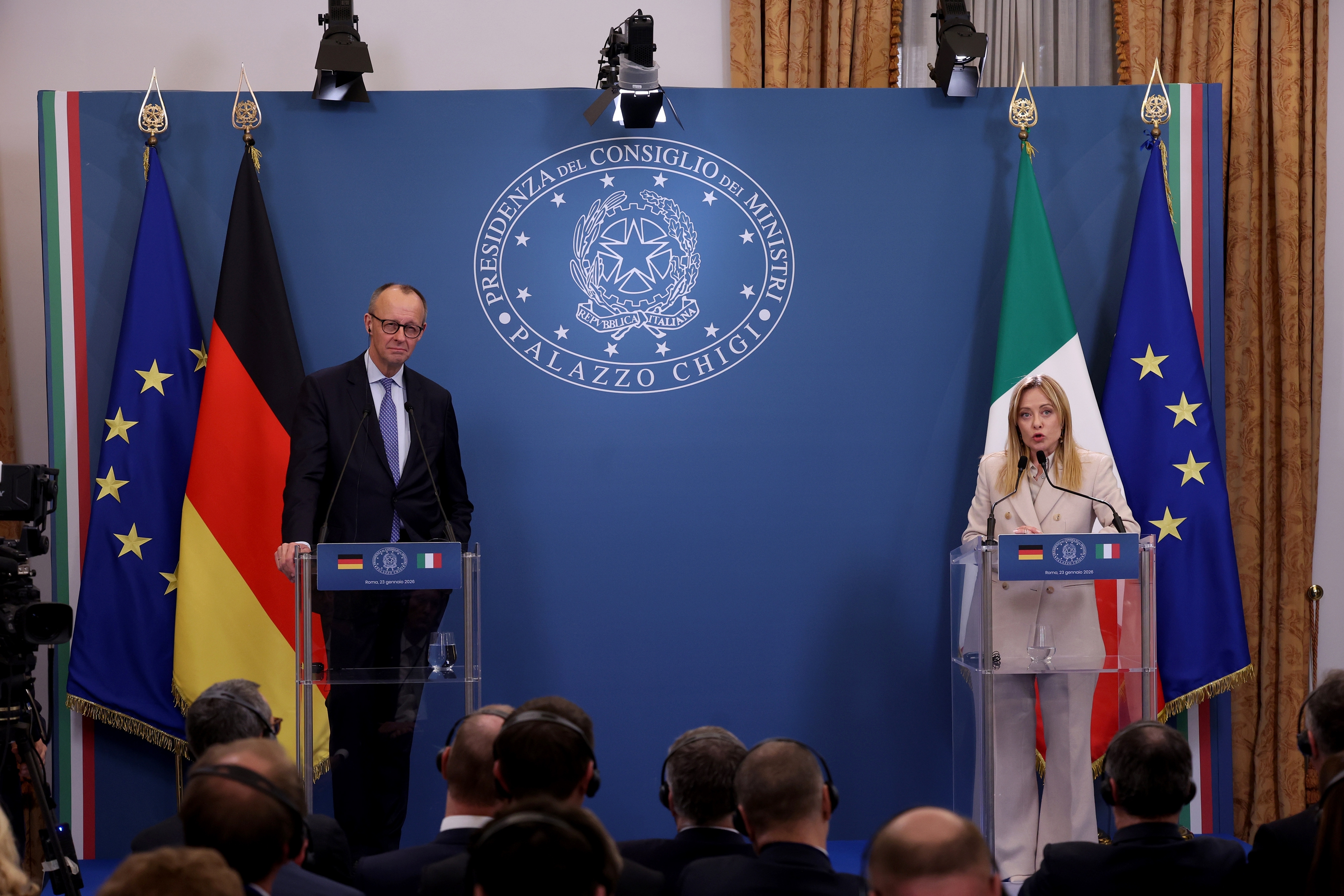 Rome, Italie - 23 janvier 2026 : (A) Giorgia Meloni et (L) Friedrich Merz lors de la conférence de presse finale. Le Premier ministre Giorgia Meloni participe au Sommet intergouvernemental entre l'Italie et l'Allemagne, avec le Chancelier allemand Friedrich Merz à la Villa Doria Pamphilj de Rome.