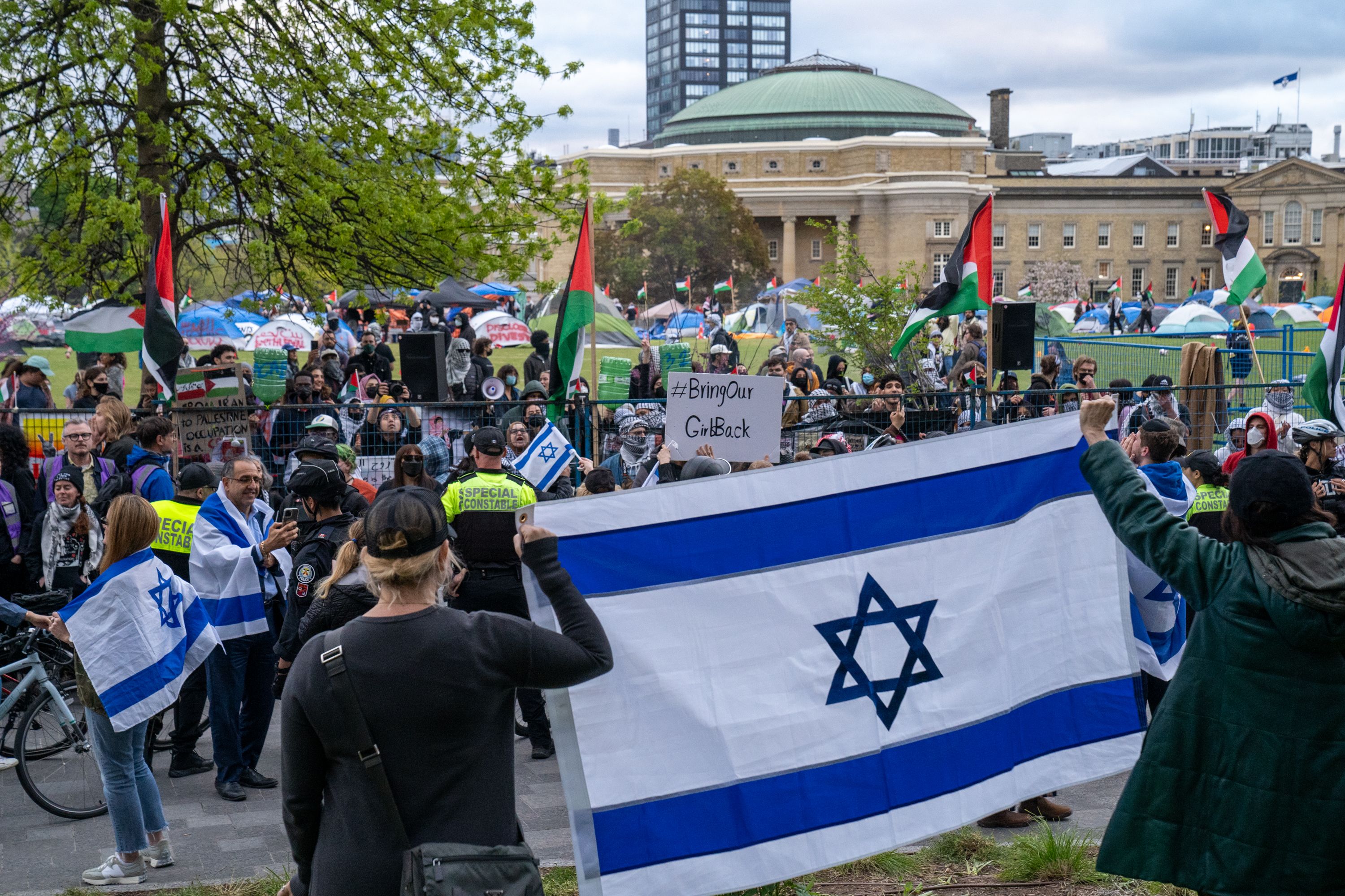 Manifestations pro-palestiniennes et pro-israéliennes à Toronto, Canada – 8 mai 2024