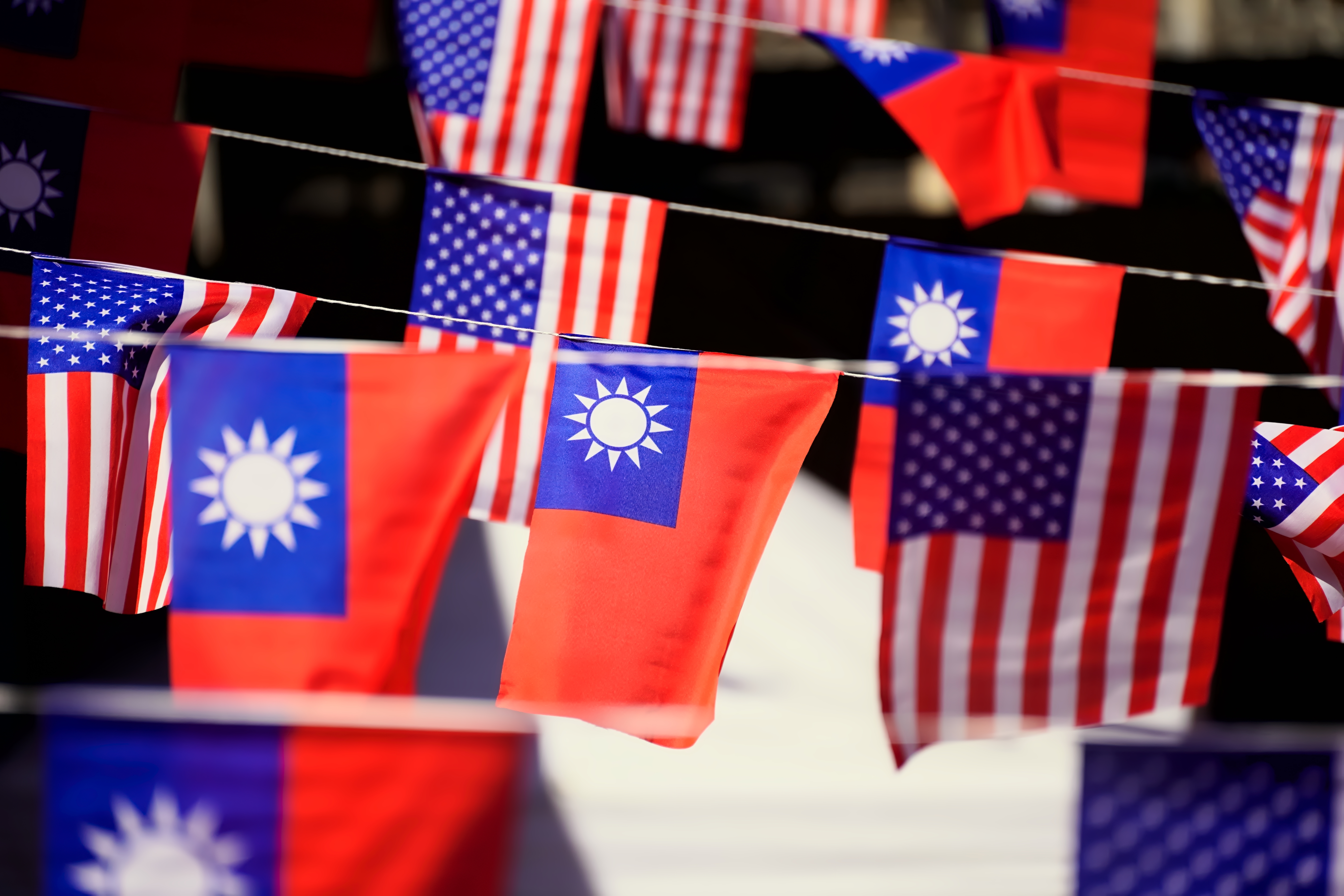 Drapeaux taiwanais et américains accrochés ensemble lors d'un festival asiatique d'alliance