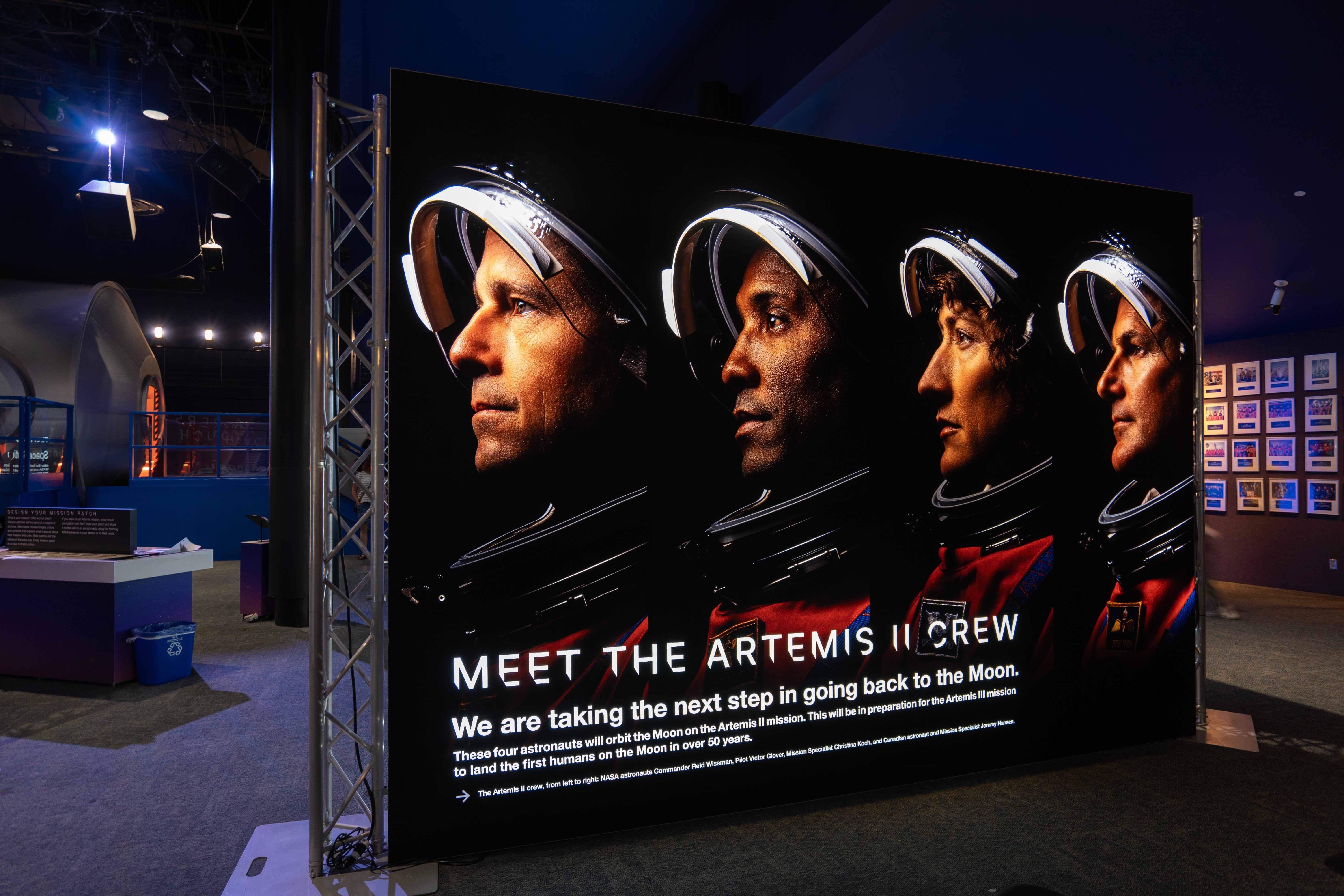 Houston, TX, États-Unis - 14 avril 2025 : Une photo de l'équipage d'Artemis II, Reid Wiseman, Victor Glover, Christina Koch et Jeremy Hansen, est exposée au Space Center Houston.