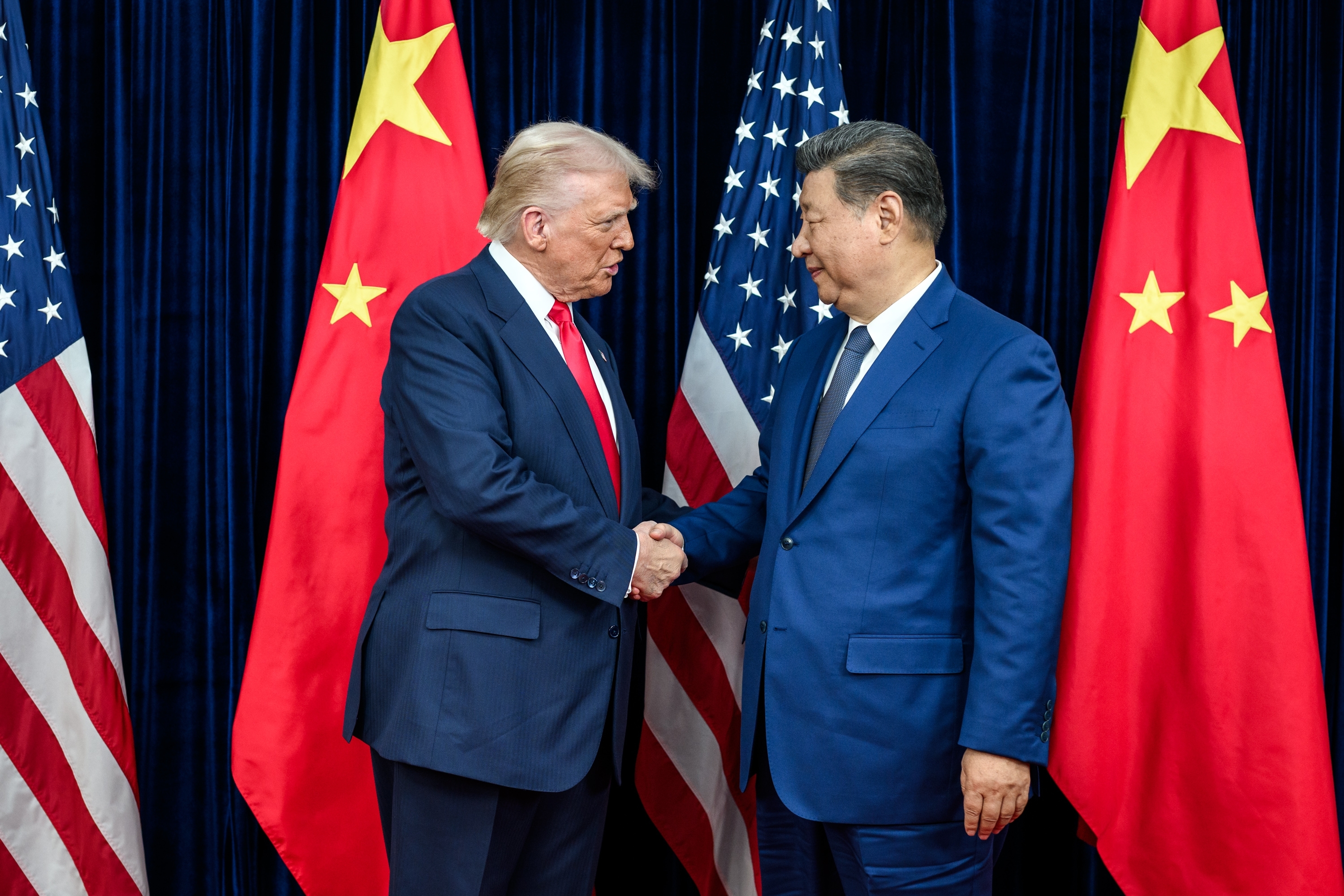 Busan, Corée du Sud - 30 octobre 2025 : Le président chinois Xi Jinping est accueilli par la chef du protocole Monica Crowley à son arrivée pour une rencontre bilatérale avec le président Donald Trump au terminal de l'aéroport international de Gimhae