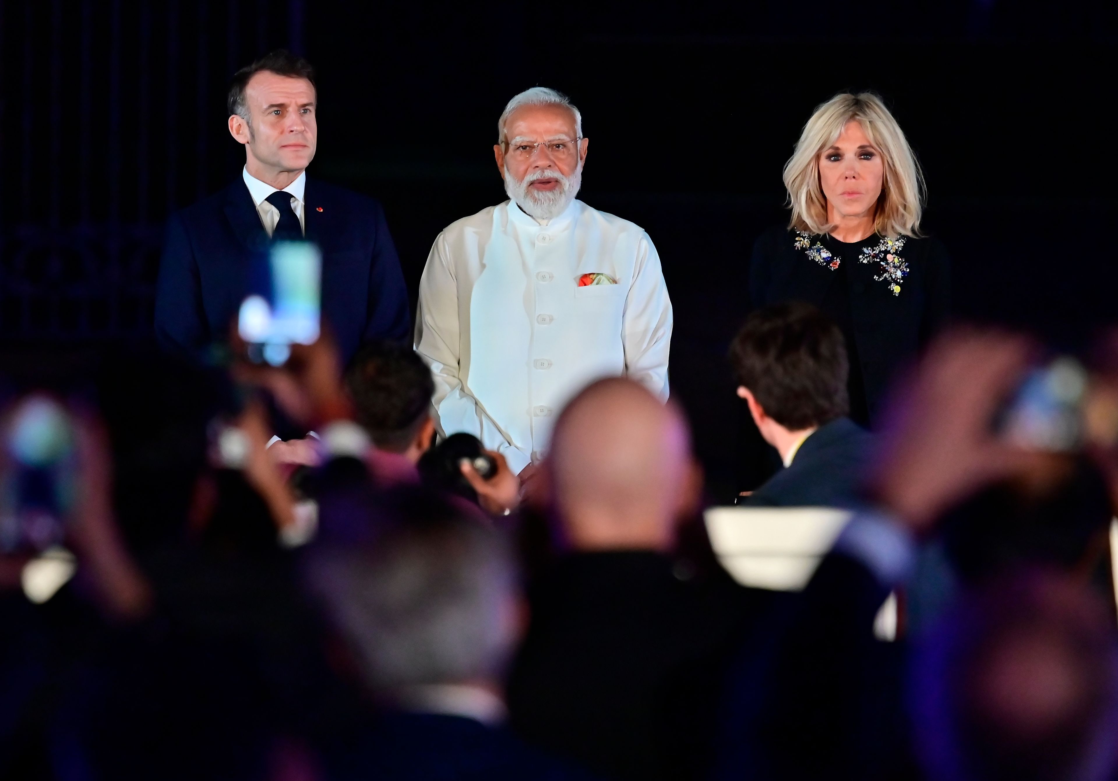 Premier ministre Narendra Modi, le président français Emmanuel Macron et la Première Dame Brigitte Macron lors du lancement conjoint de l'Année de l'Innovation Inde-France 2026 à l'emblématique Gateway of India, le 17 février 2026 à Mumbai, en Inde.