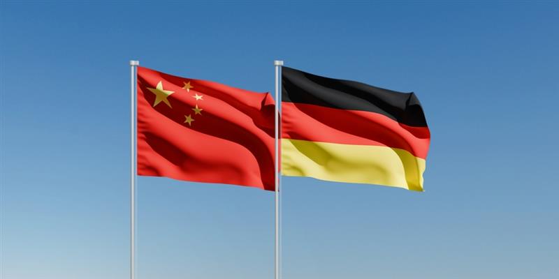 Drapeaux ondulés de Chine et d'Allemagne et ciel bleu clair, Chine Allemagne